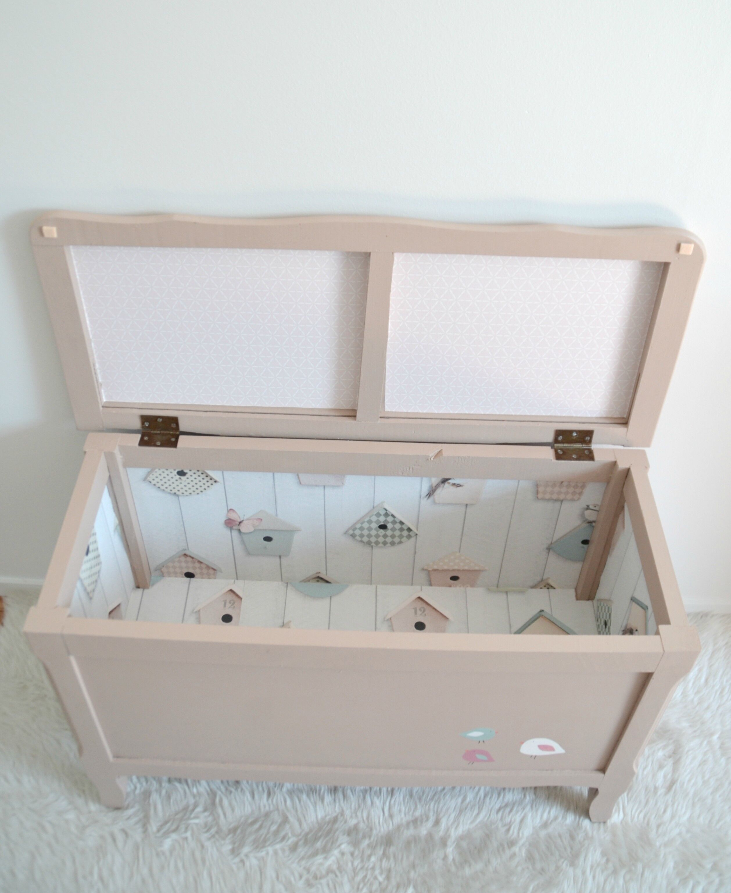 Coffre à jouets en bois beige rosé