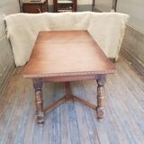 Extendable dining table