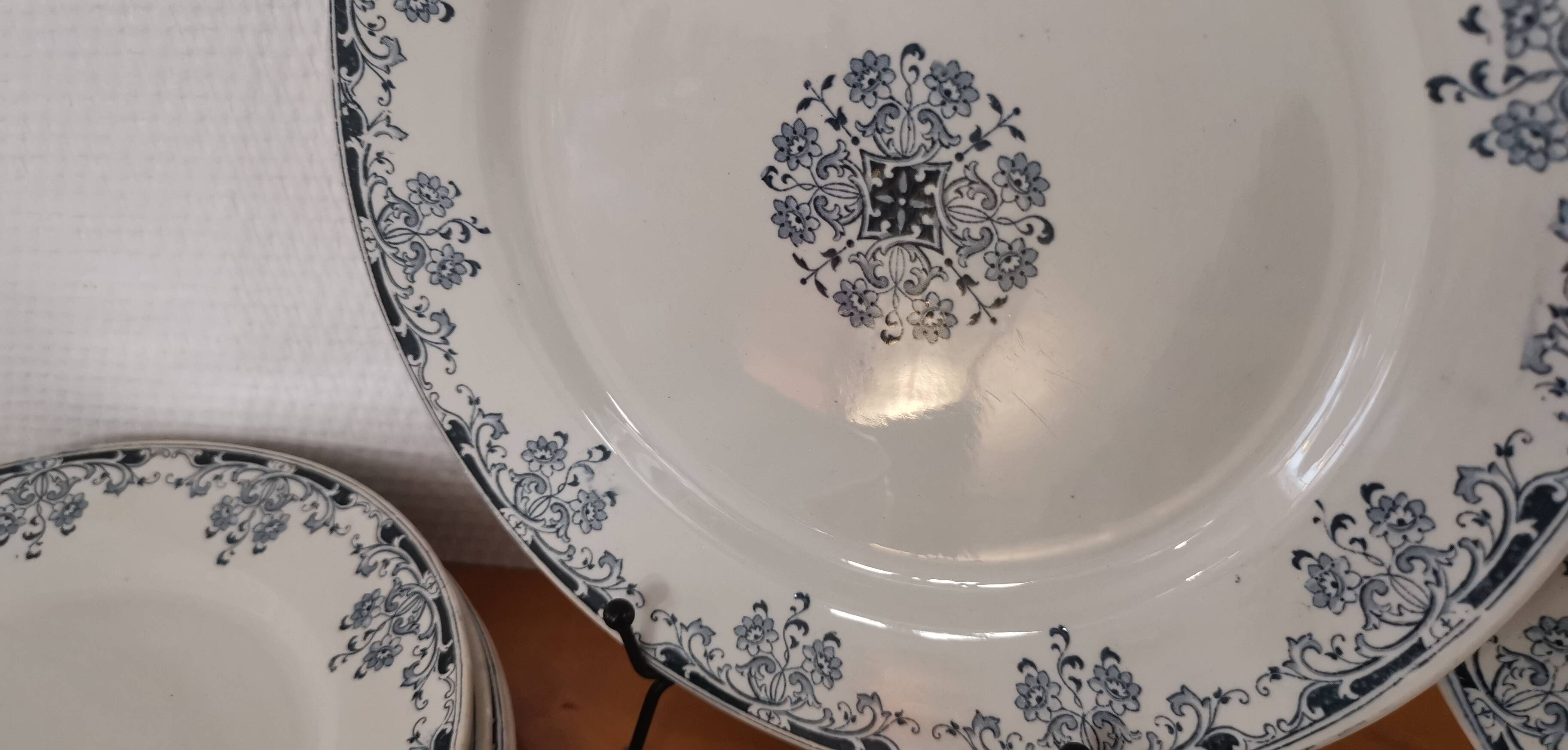 6 Flat plates in blue/green iron clay model “Mignon”, H & Cie Sarreguemines