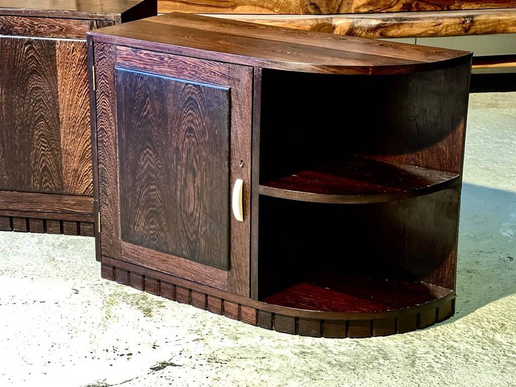 Important pair of Art Deco bedside tables in palm wood, 1930