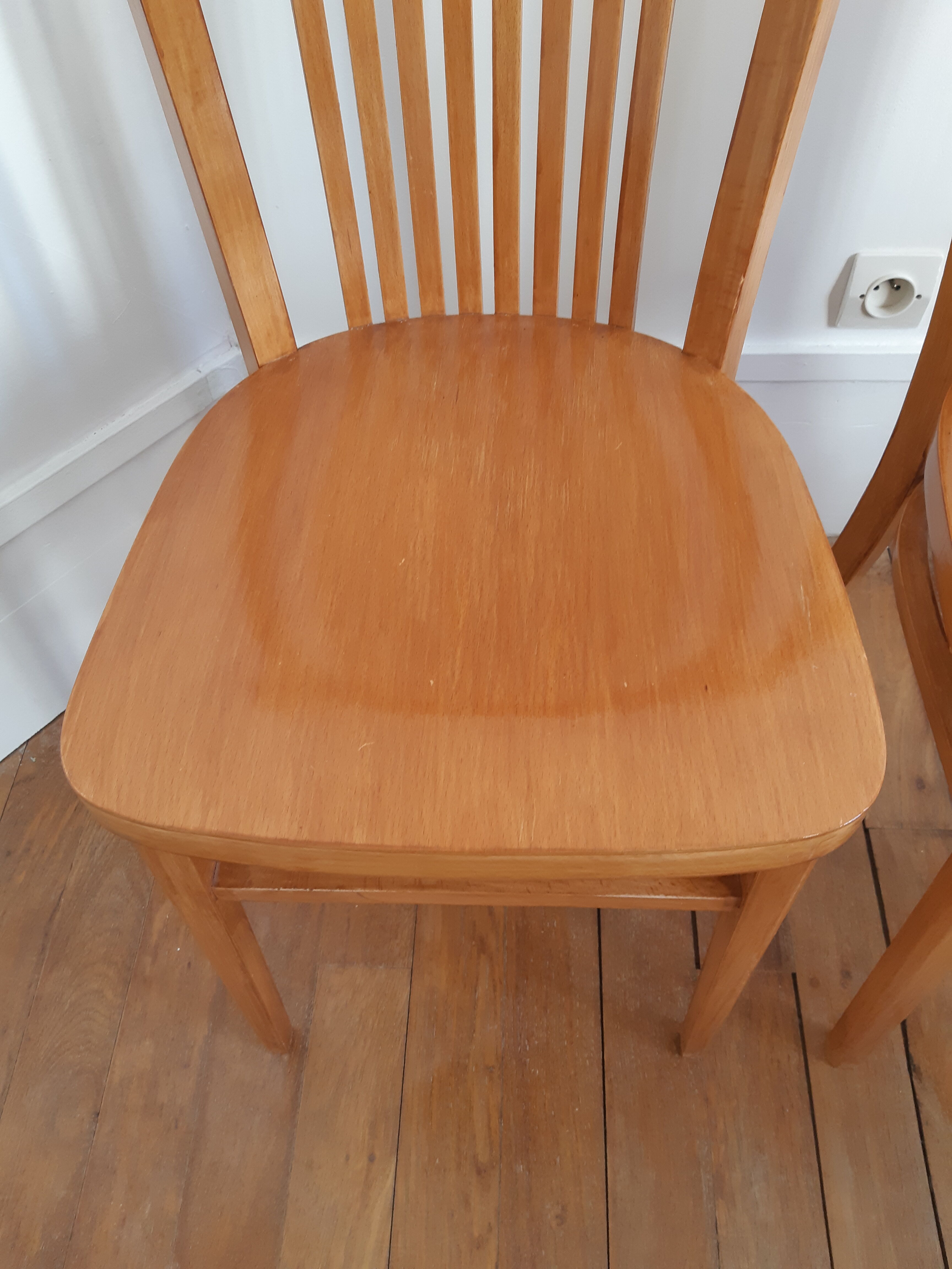 Lot of 2 vintage wooden chairs