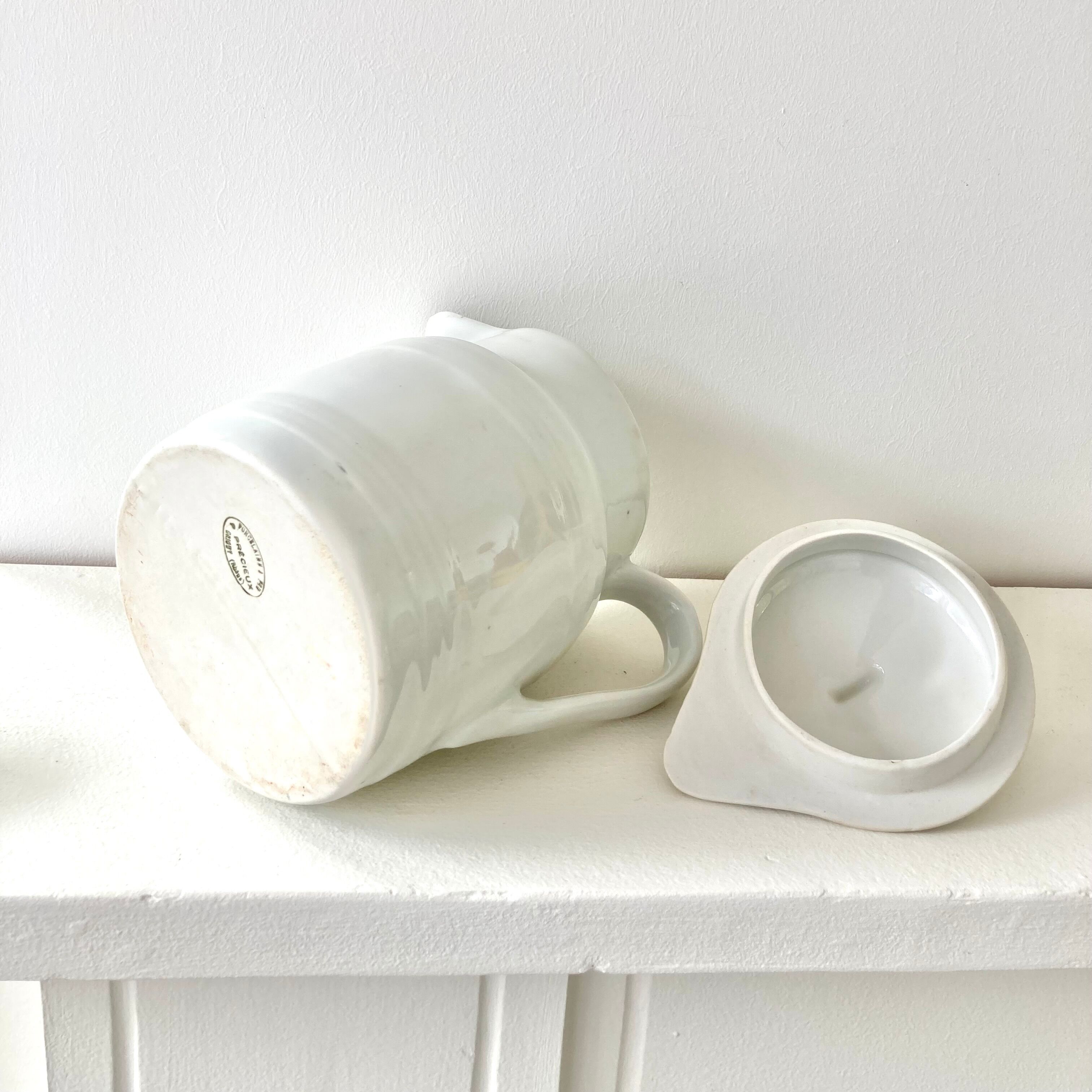 Pitcher covered porcelain Grigny XIXth stamped P.Precious