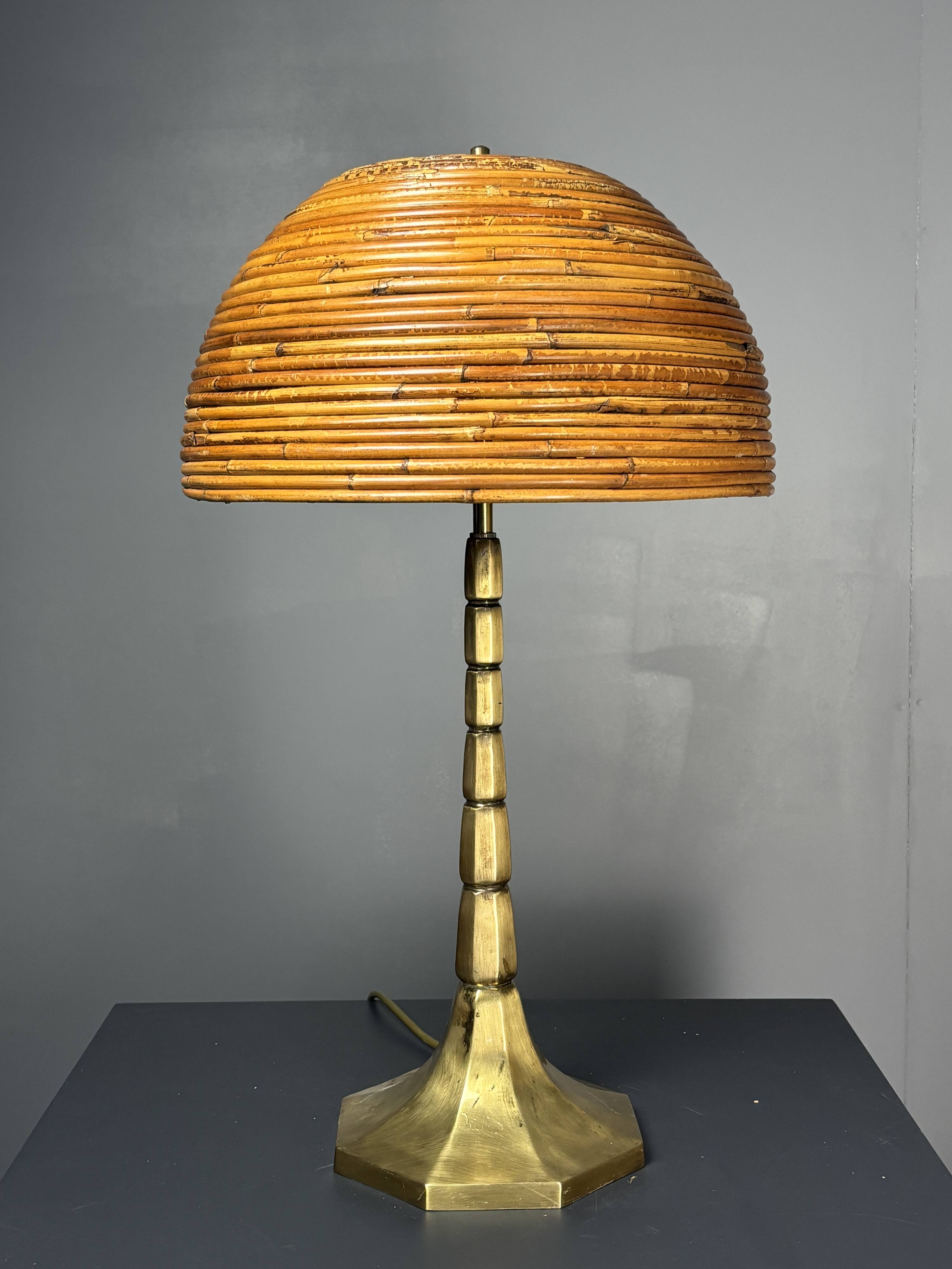 Lampe de table en rattan, bambou et laiton à tige en crayon du milieu du siècle. Années 1970.