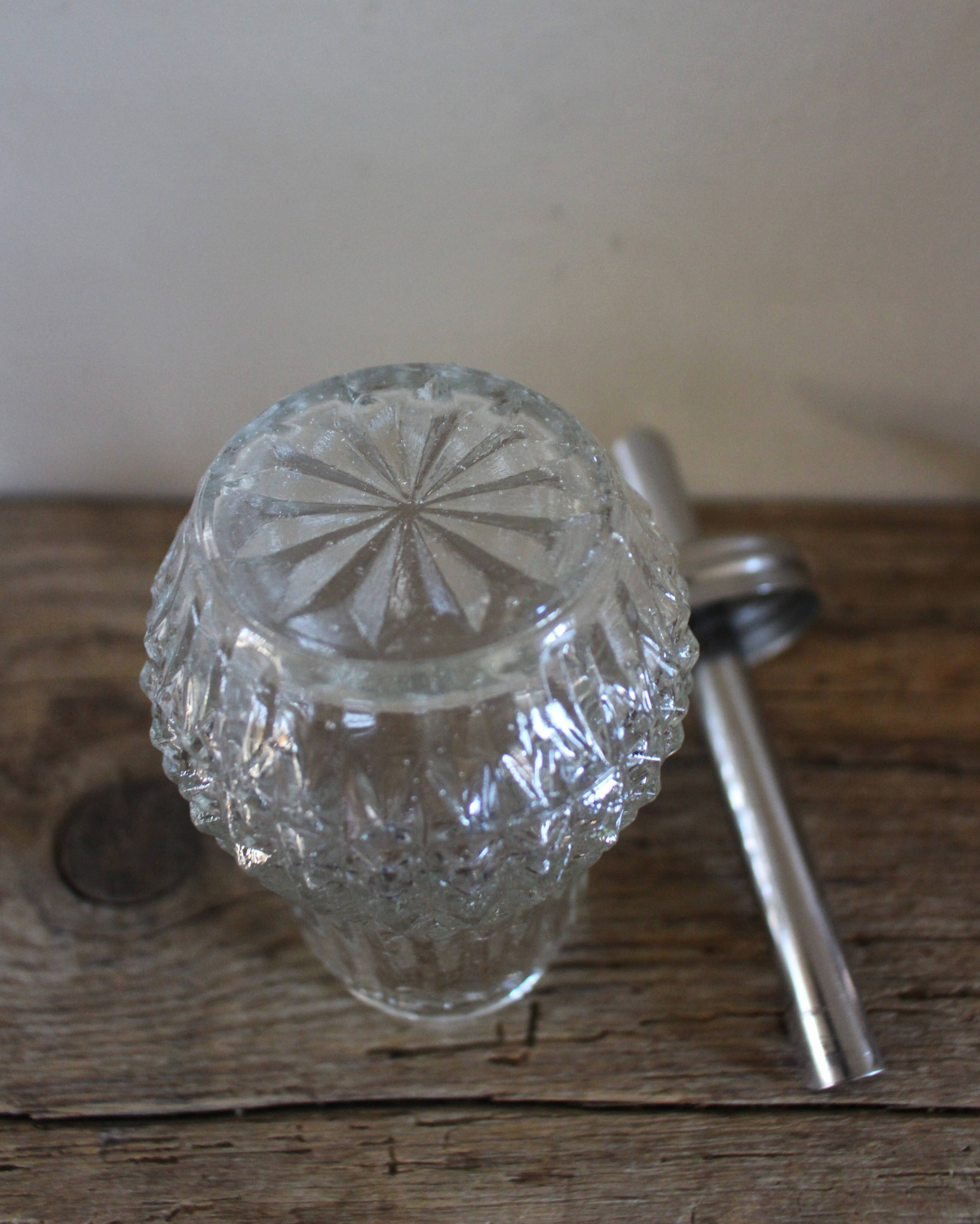 Sucrier vintage en verre ciselé à bec verseur