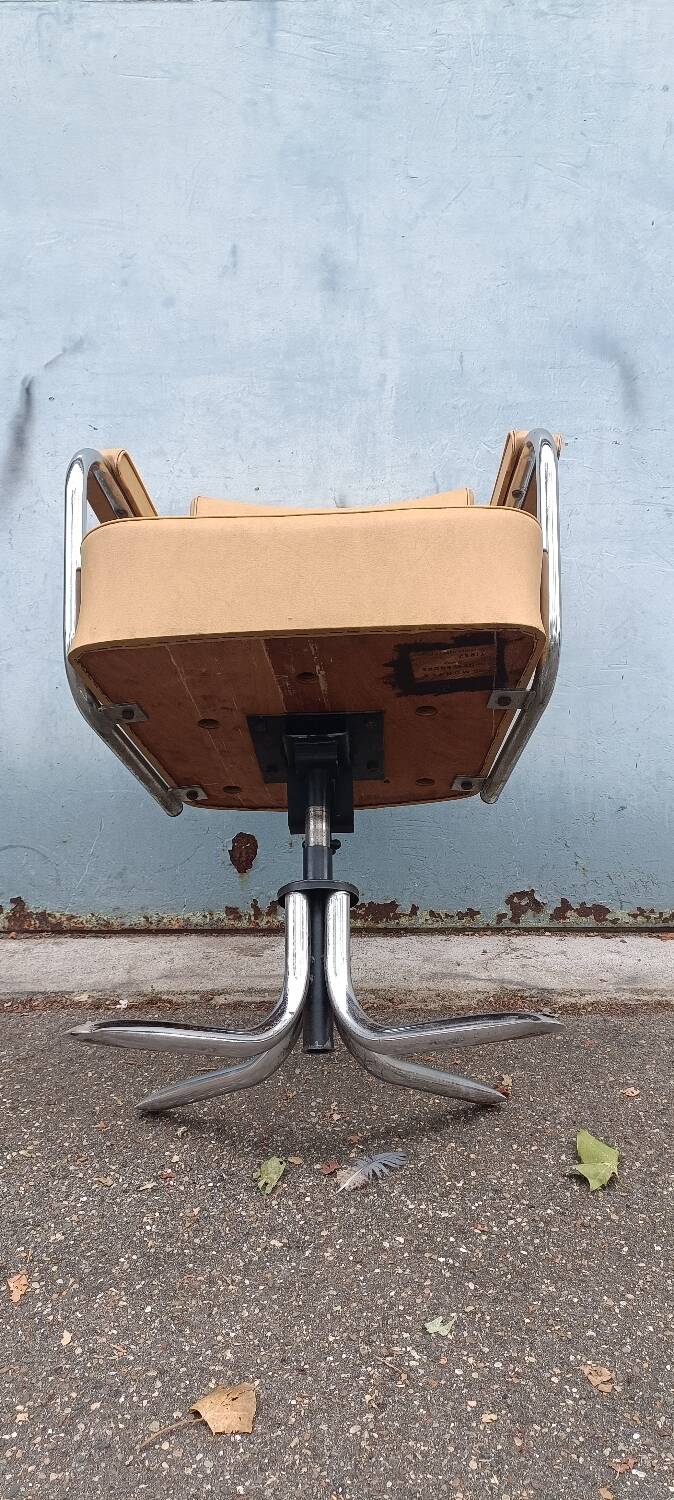 Tulip-shaped office chair