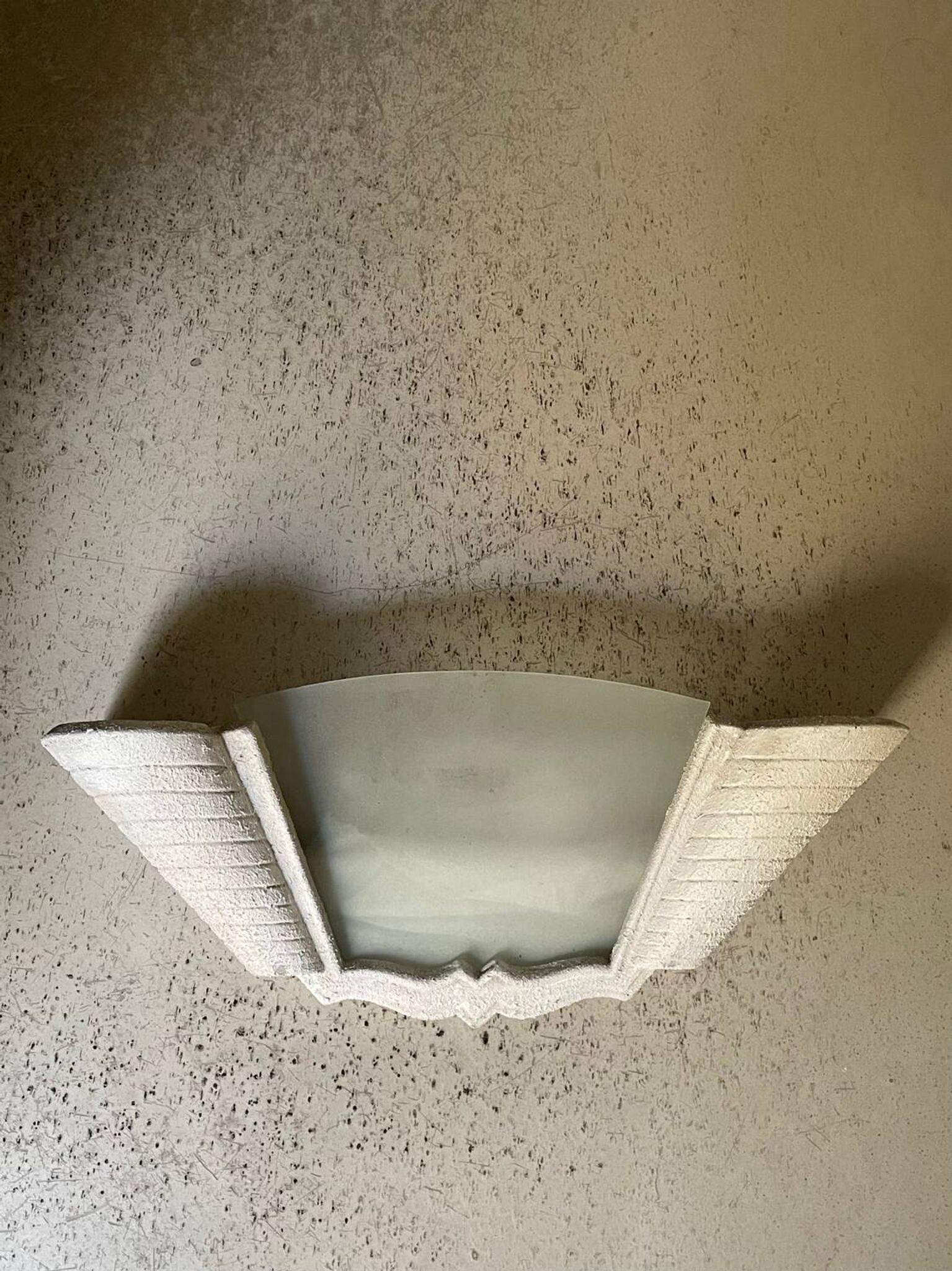 Applique « Arlus » de style Art Deco en plâtre et verre fumé