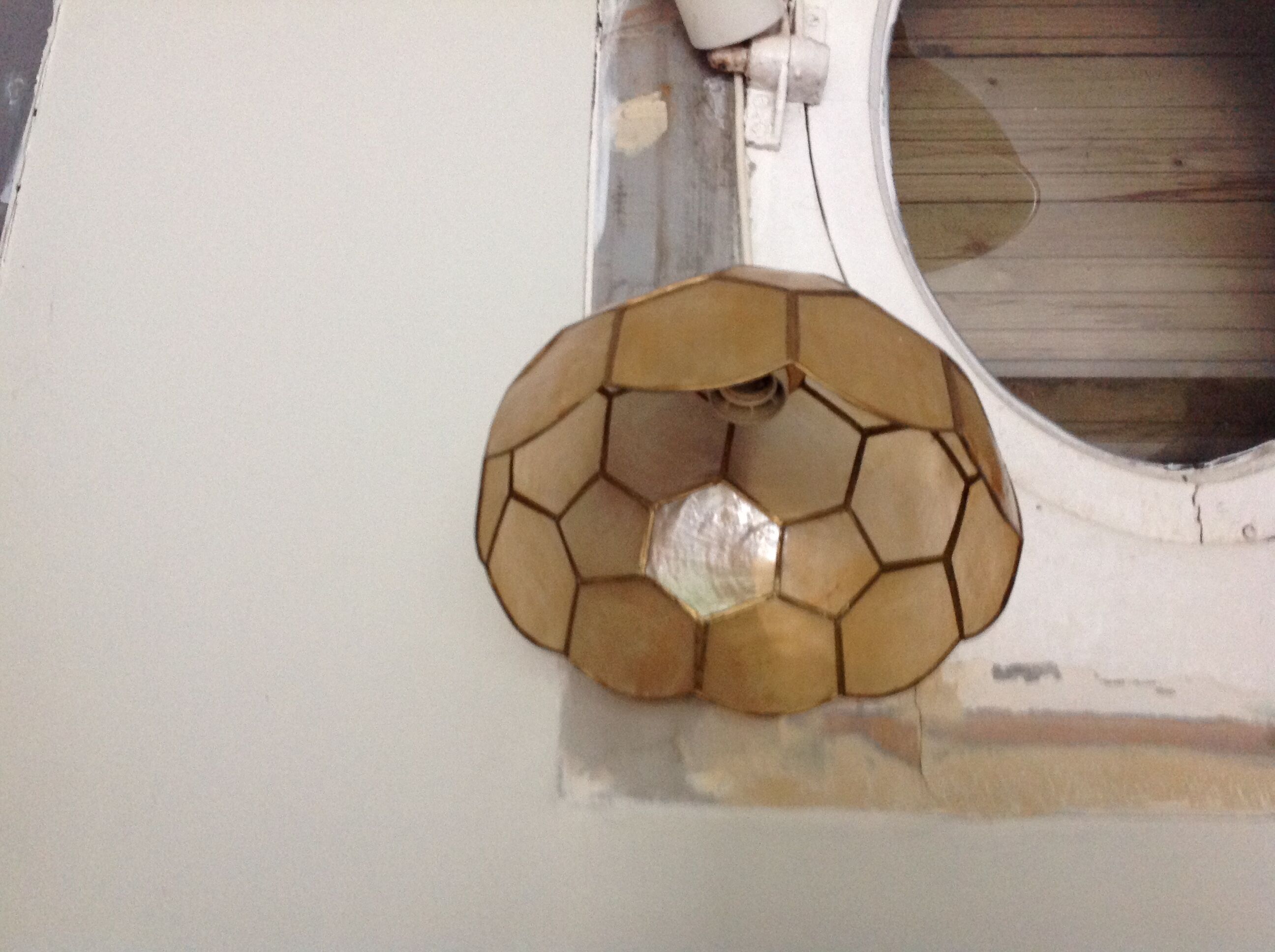 Suspension in mother-of-pearl