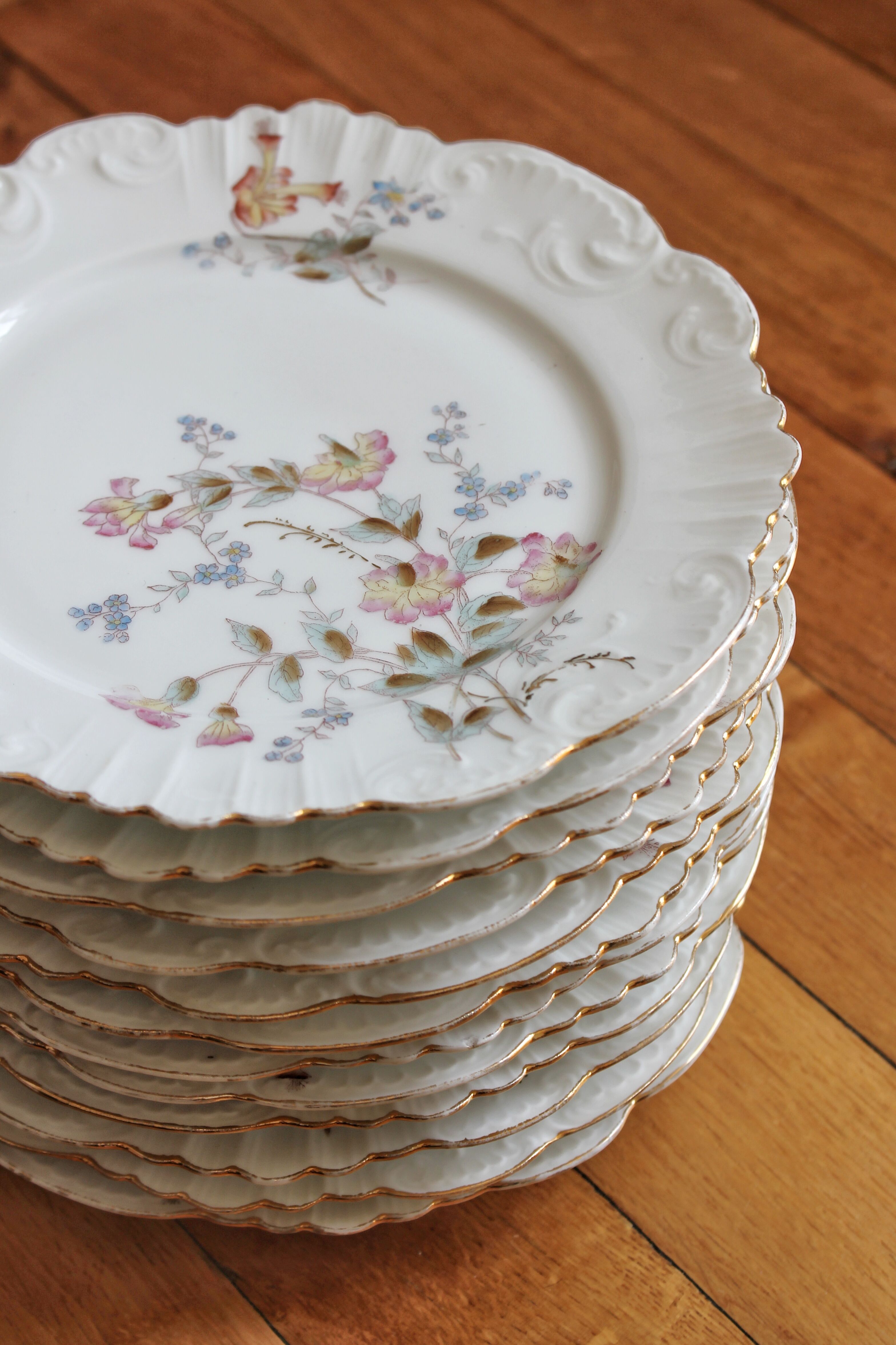 12 assiettes à dessert en porcelaine ancienne décor polychrome floral début XXe