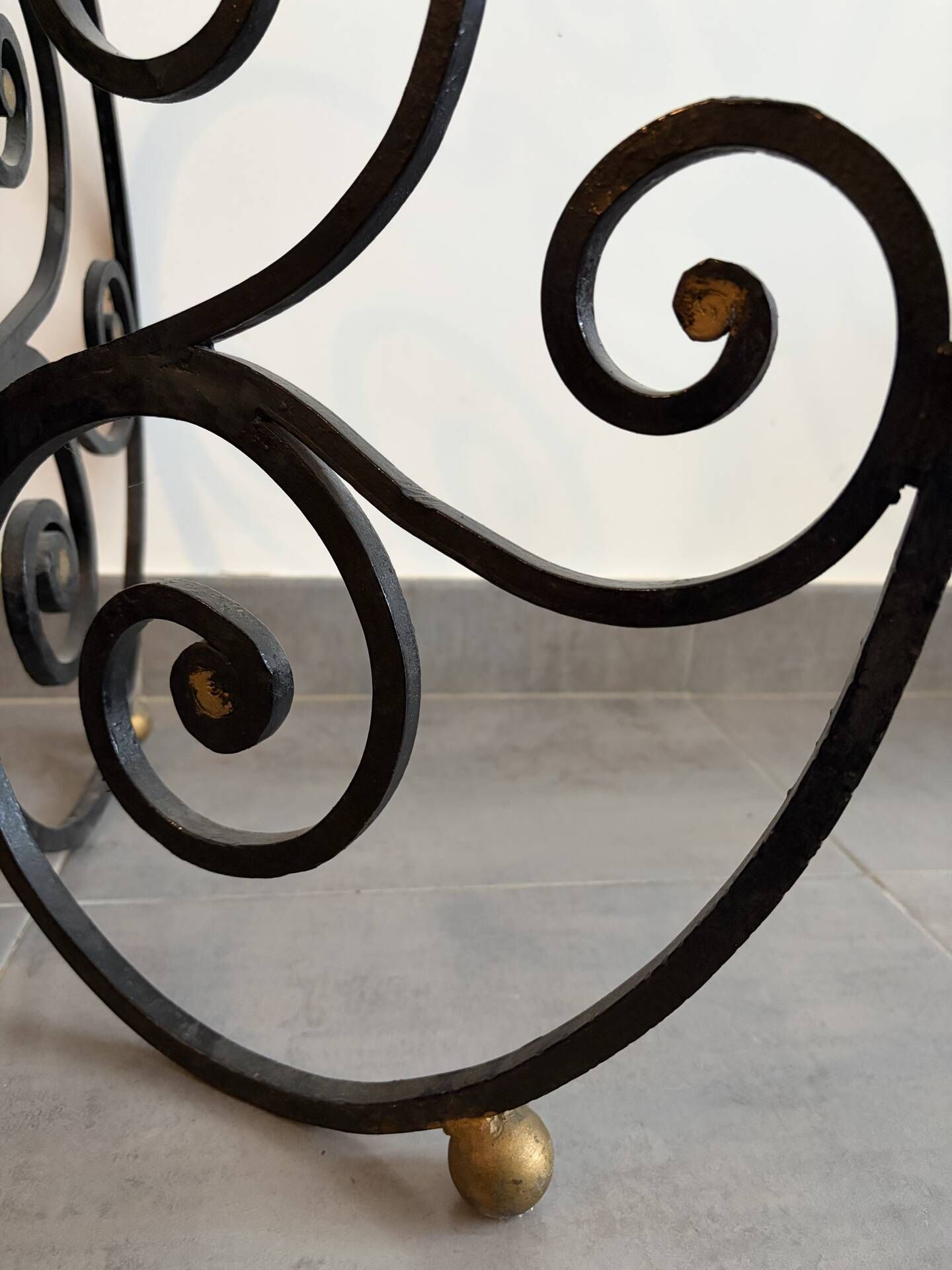 Vintage floor lamp in wrought iron and opaline.