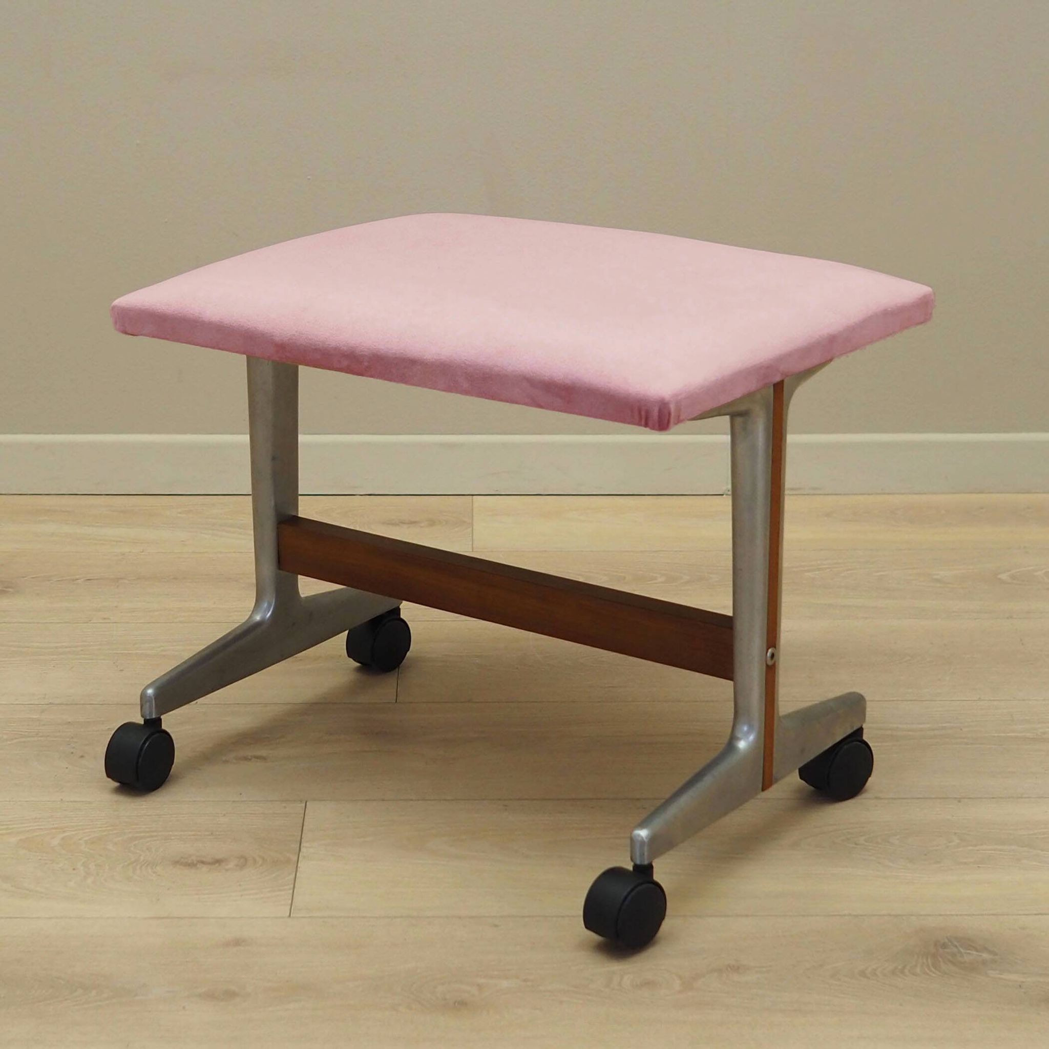 Repose-pieds danois rose, années 1960