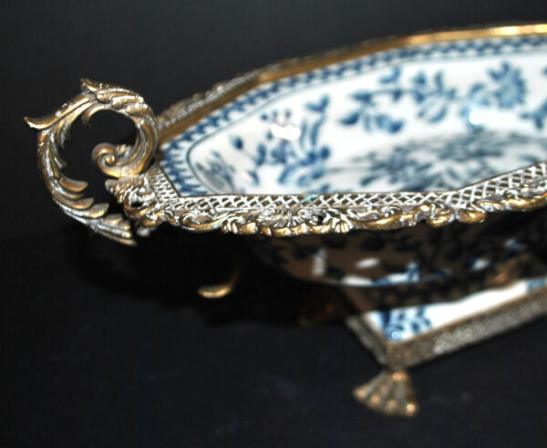 Coupe sur pied, centre de table en porcelaine fleurie bleu de Chine et monture en bronze