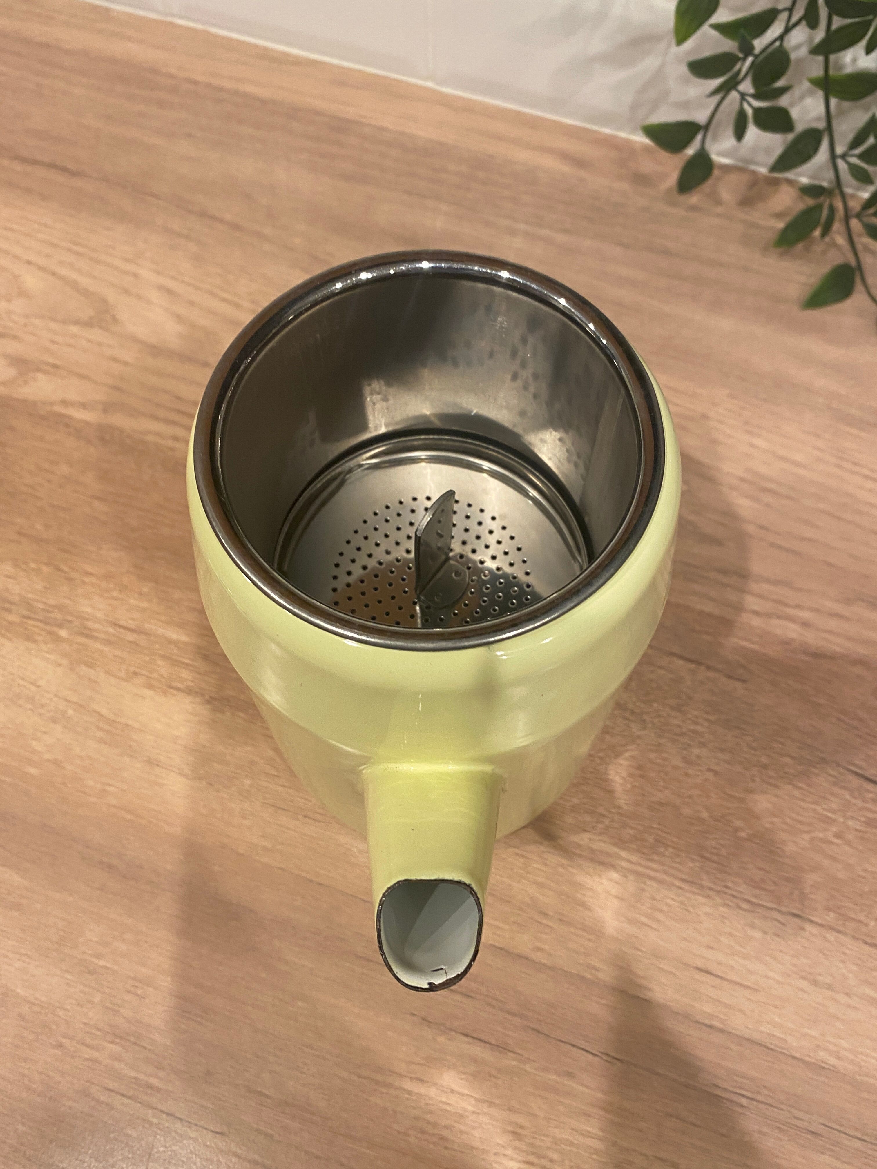 Cafetière en tôle émaillée jaune