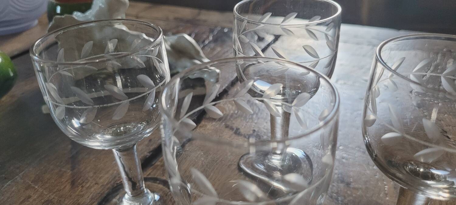 30's stemmed glasses