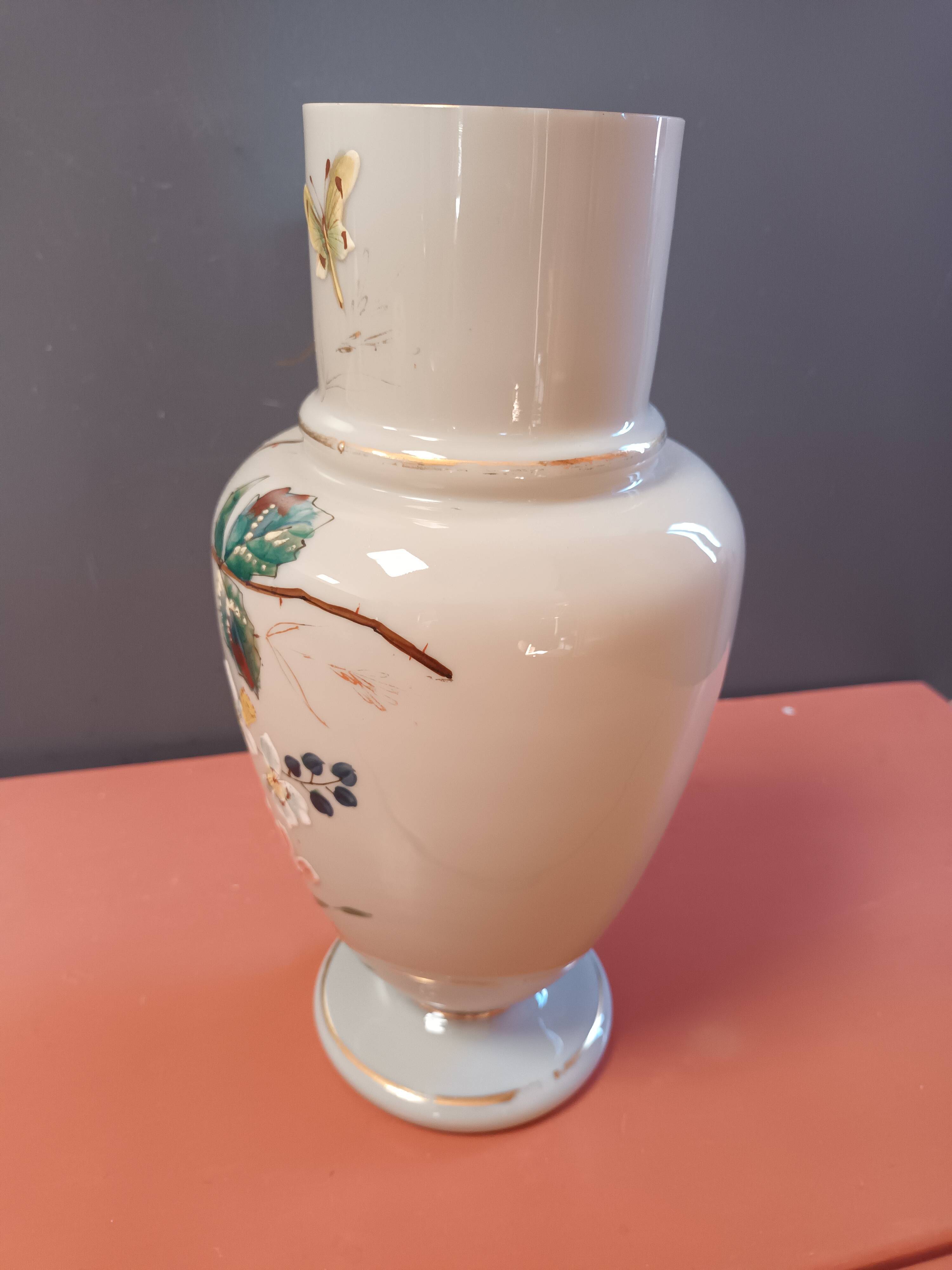 Vase opaline émaillée  papillon
