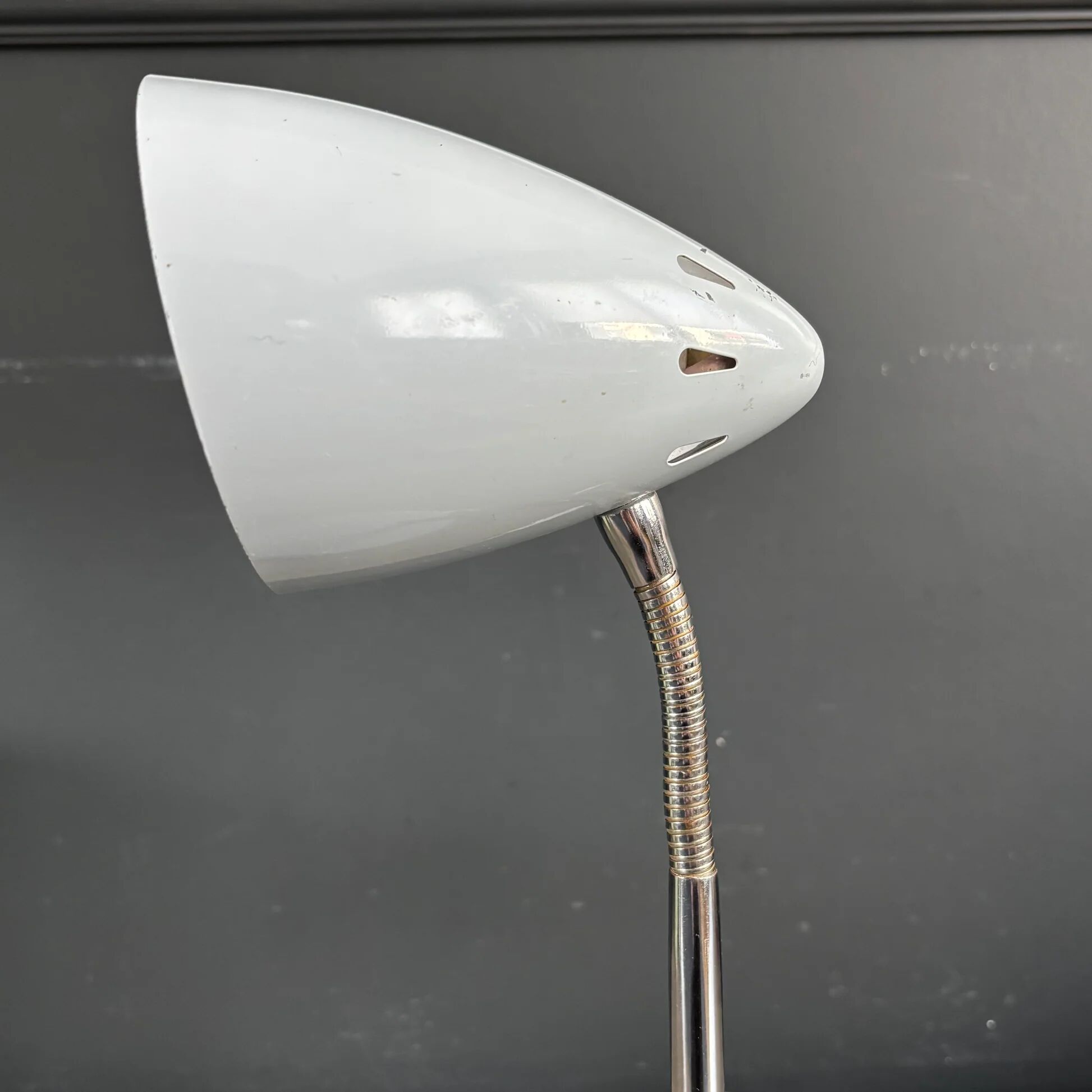 Vintage desk lamp Kompernass adjustable in pearl grey lacquered metal.