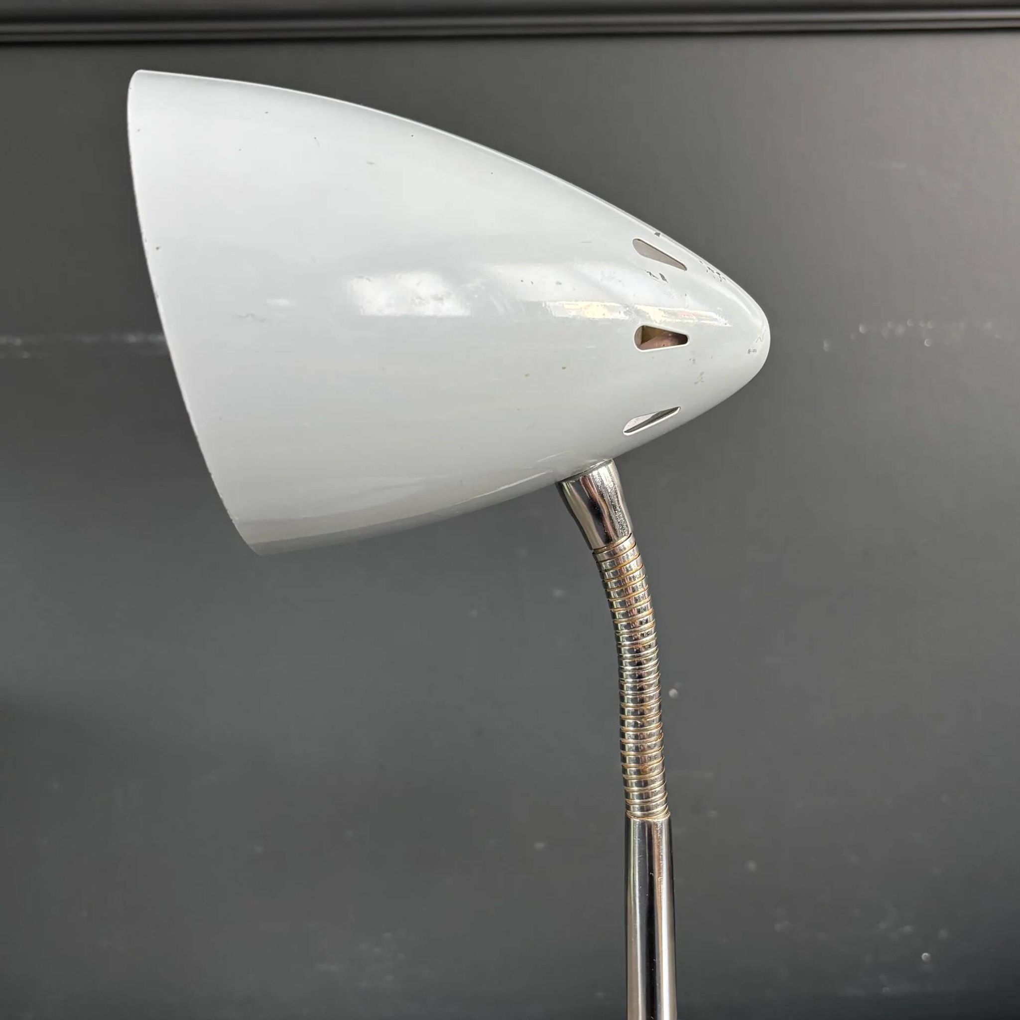 Vintage desk lamp Kompernass adjustable in pearl grey lacquered metal.