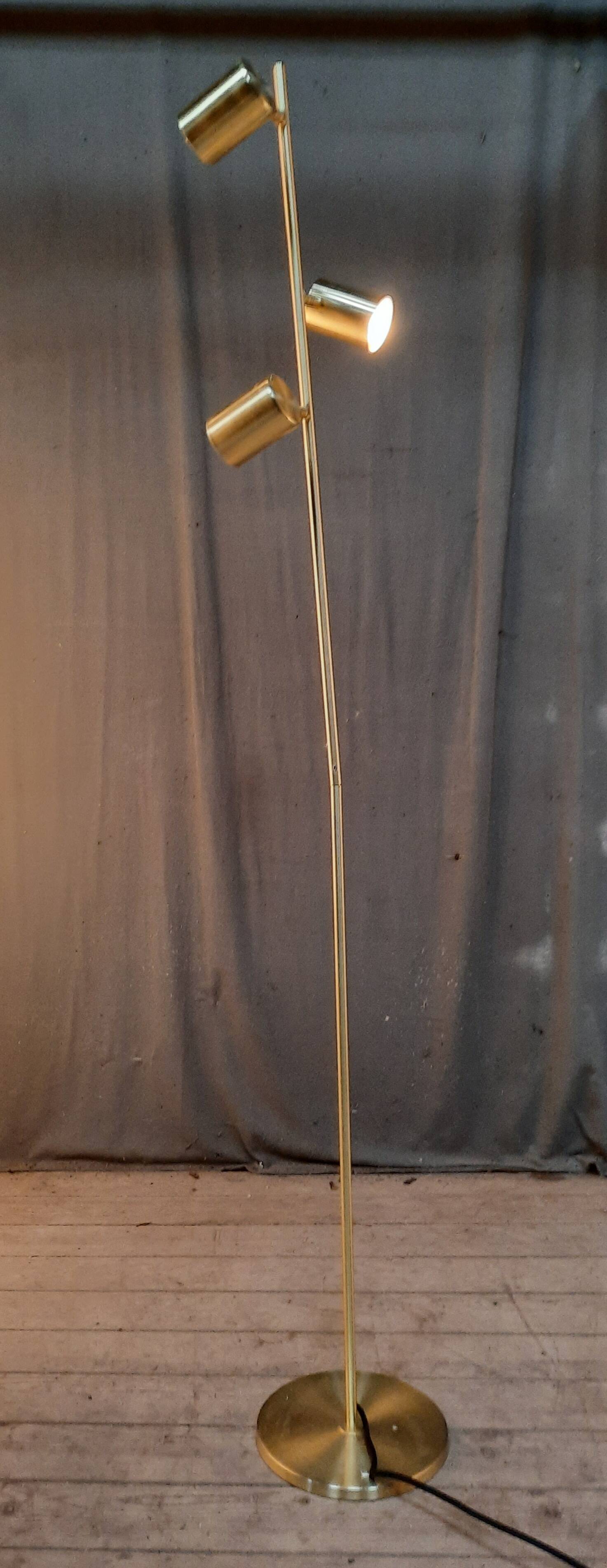 Lampadaire doré à 3 spots