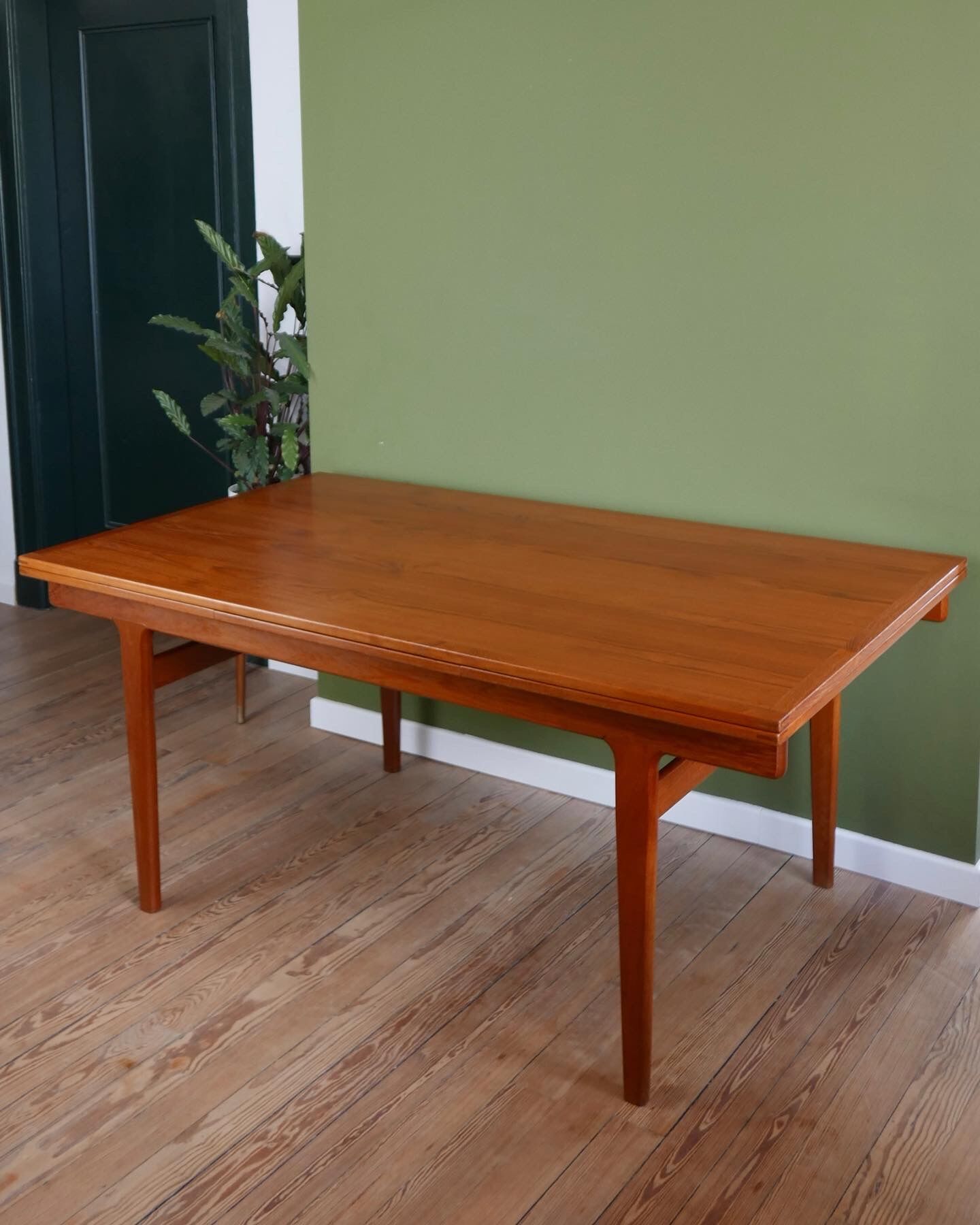 Henning Kjaernulf dining table