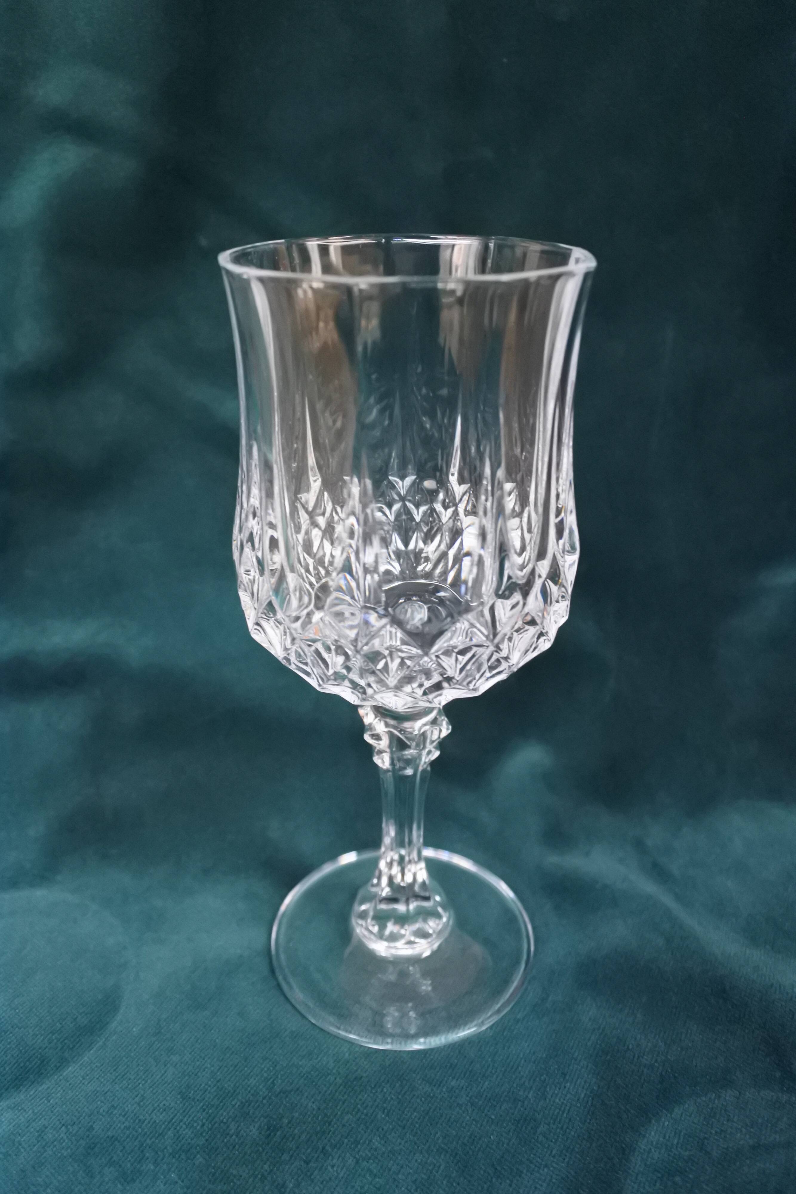 Crystal wine glasses of Arques