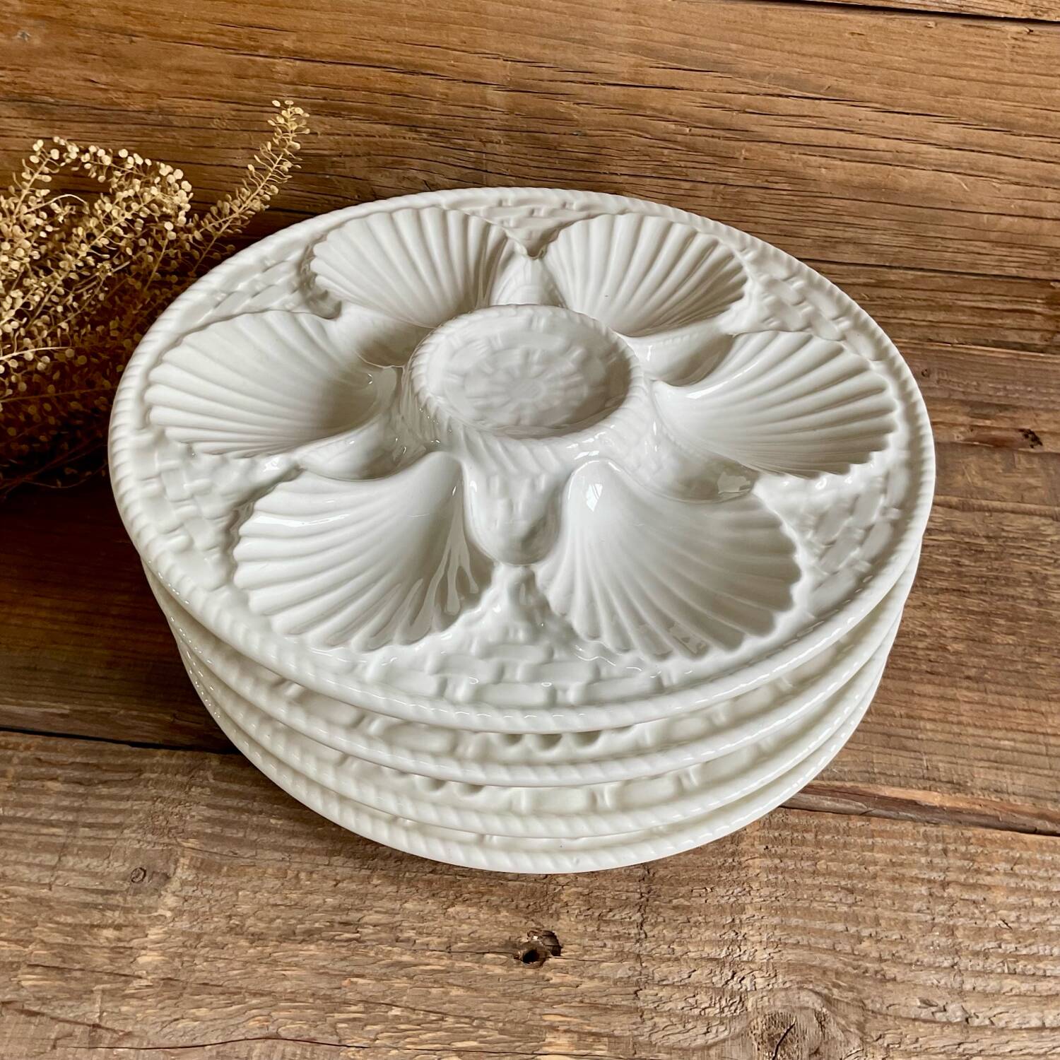 4 assiettes à huîtres en barbotine blanche