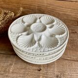 4 assiettes à huîtres en barbotine blanche