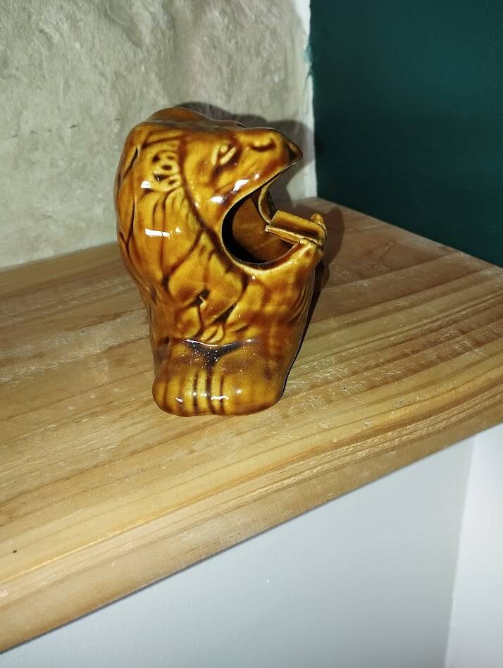 Ceramic lion – Vintage cigarette holder – 1950s–60s
