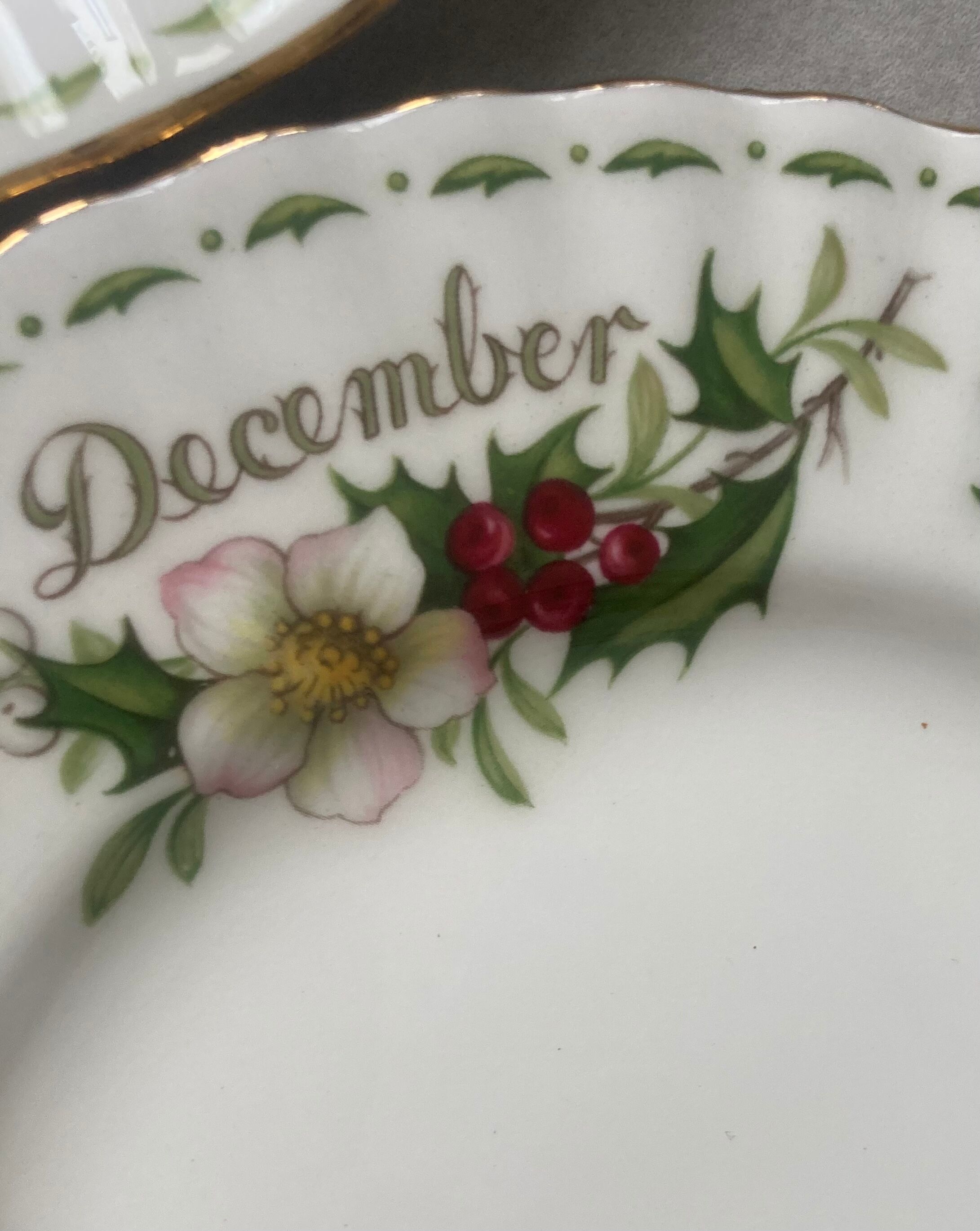 Set de 12 assiettes royal albert « mois de l’année »