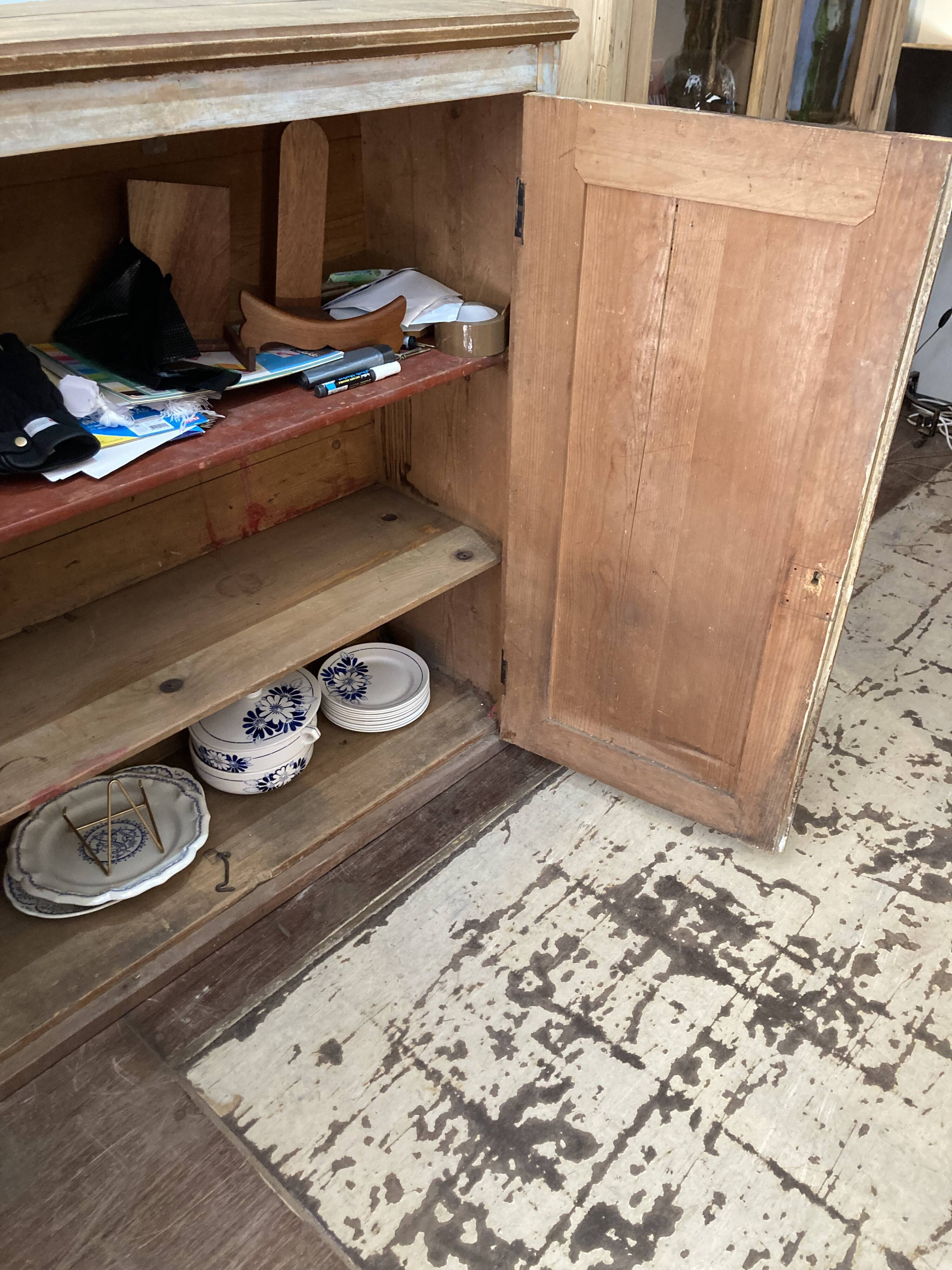 Trade furniture 2 doors patinated