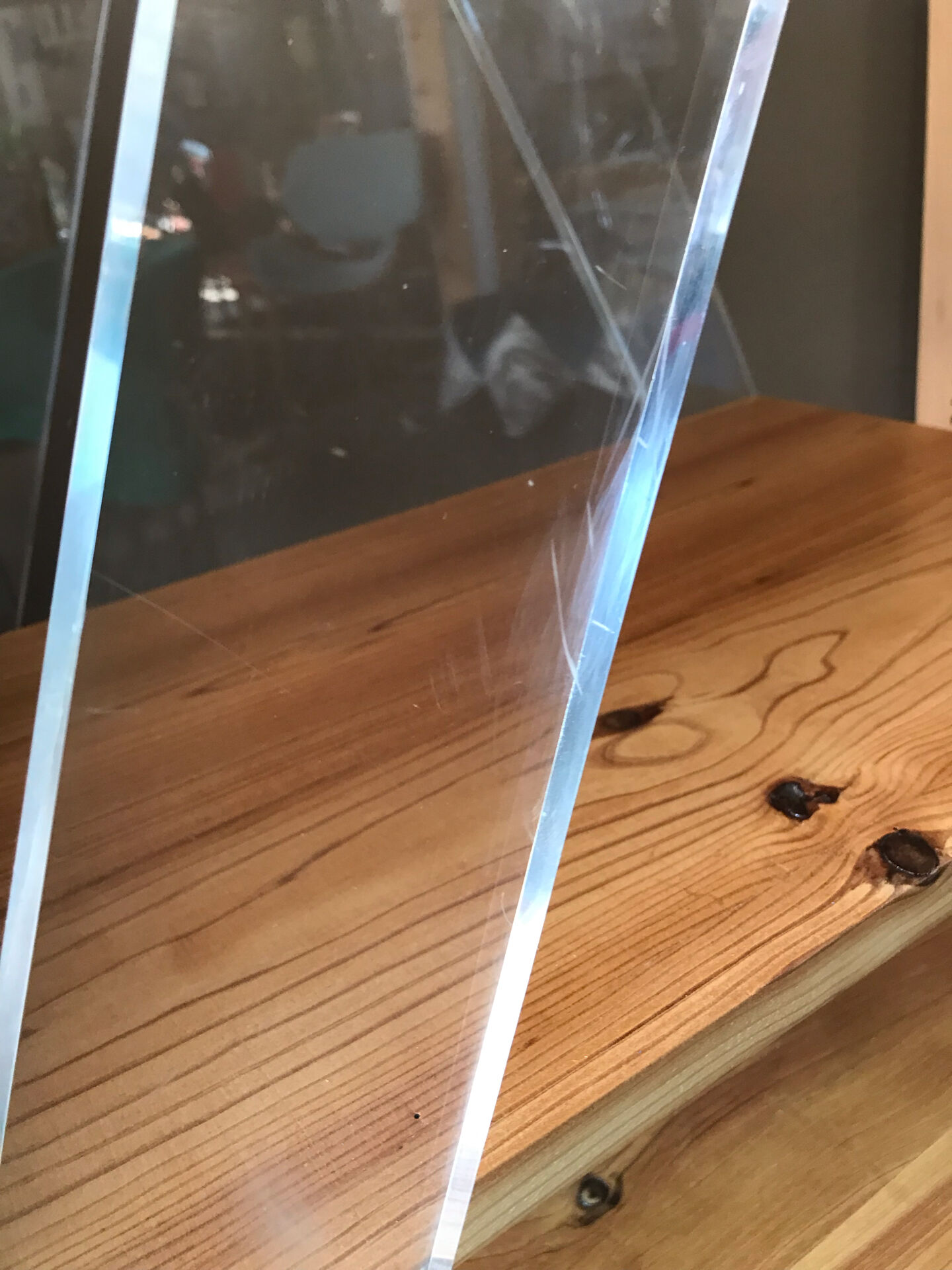 Étagère triangulaire plexiglass et bois