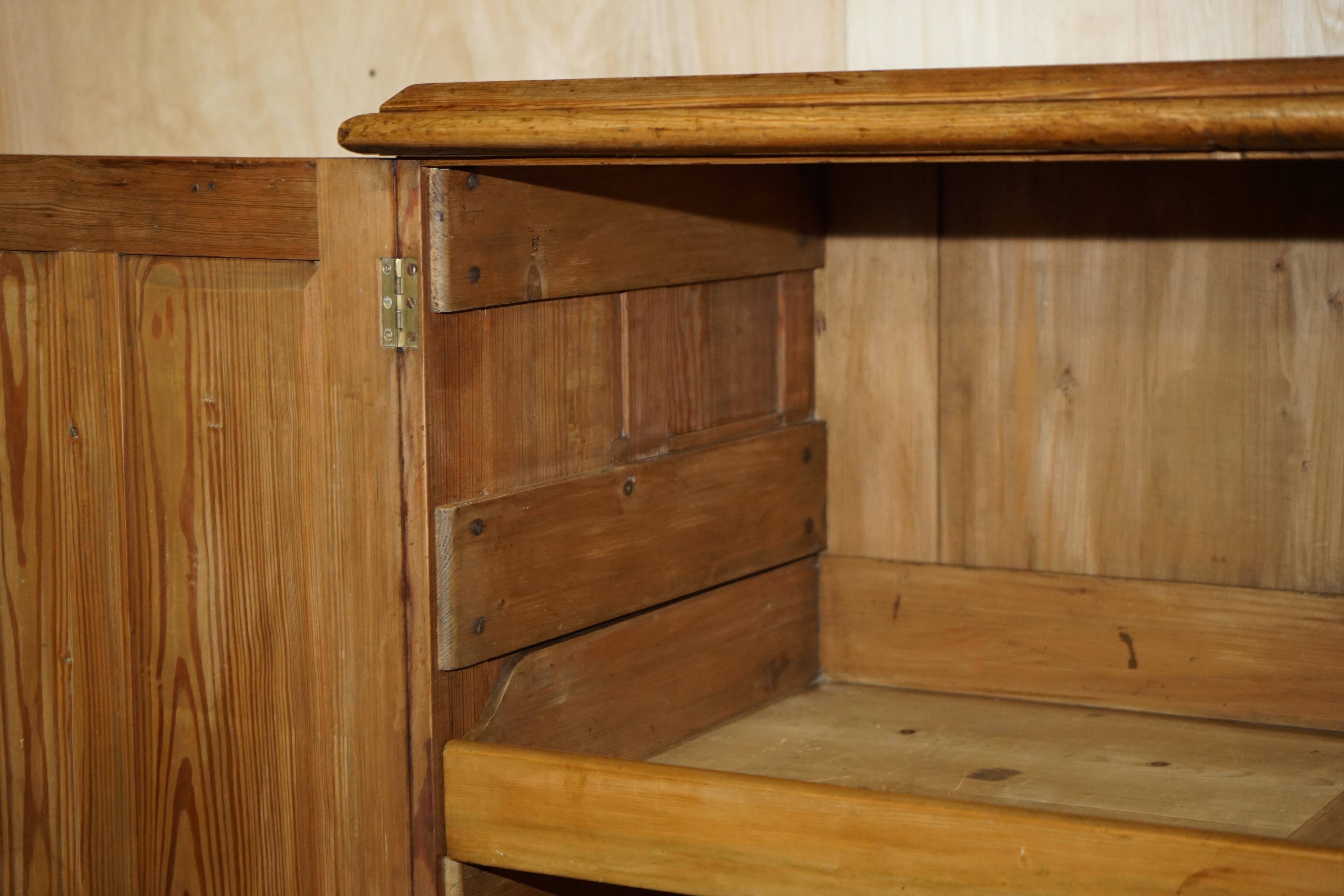 Buffet de gouvernante victorien antique en pin avec étagère coulissante