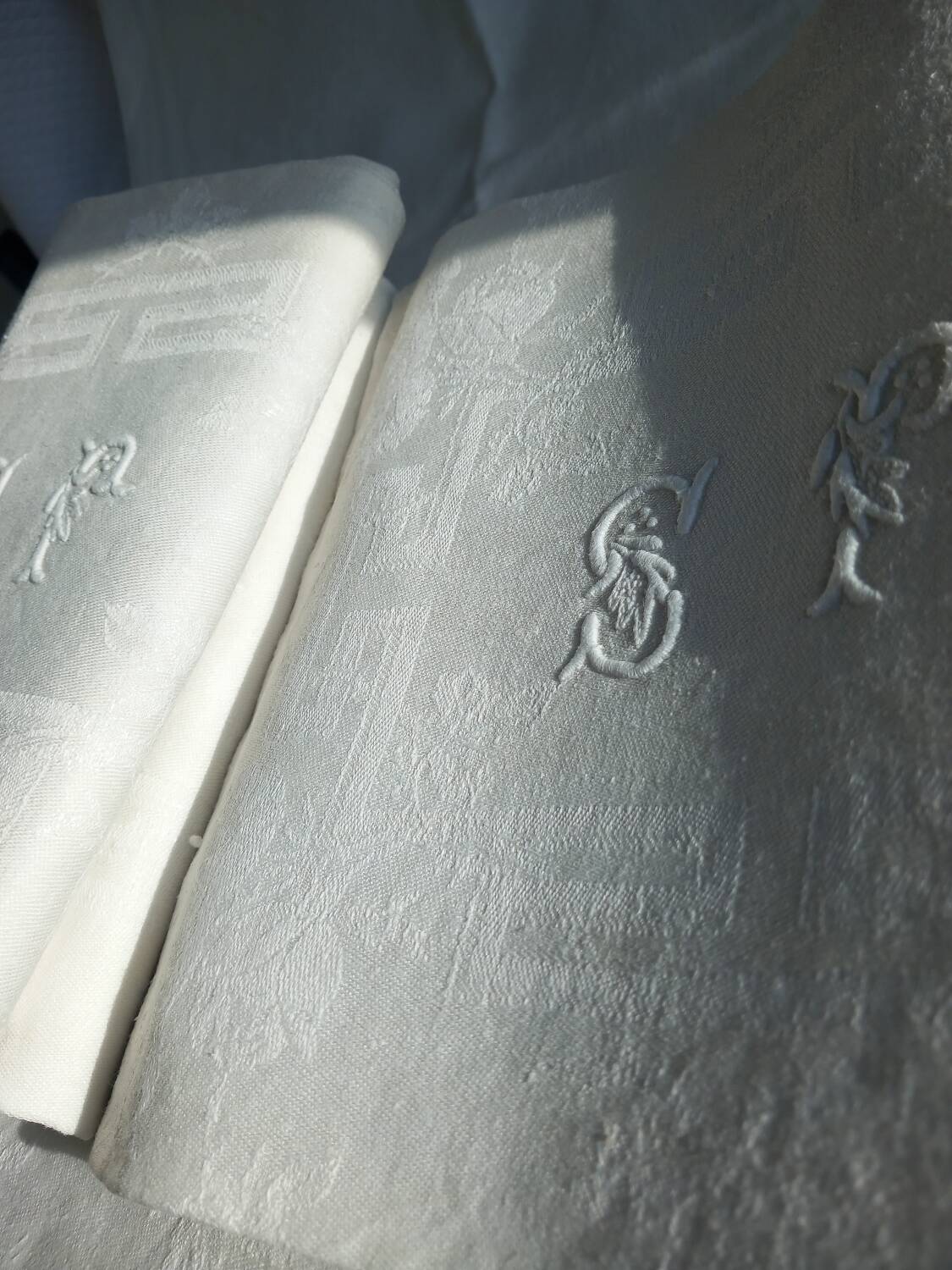 12 antique damask monogrammed napkins, 19th century