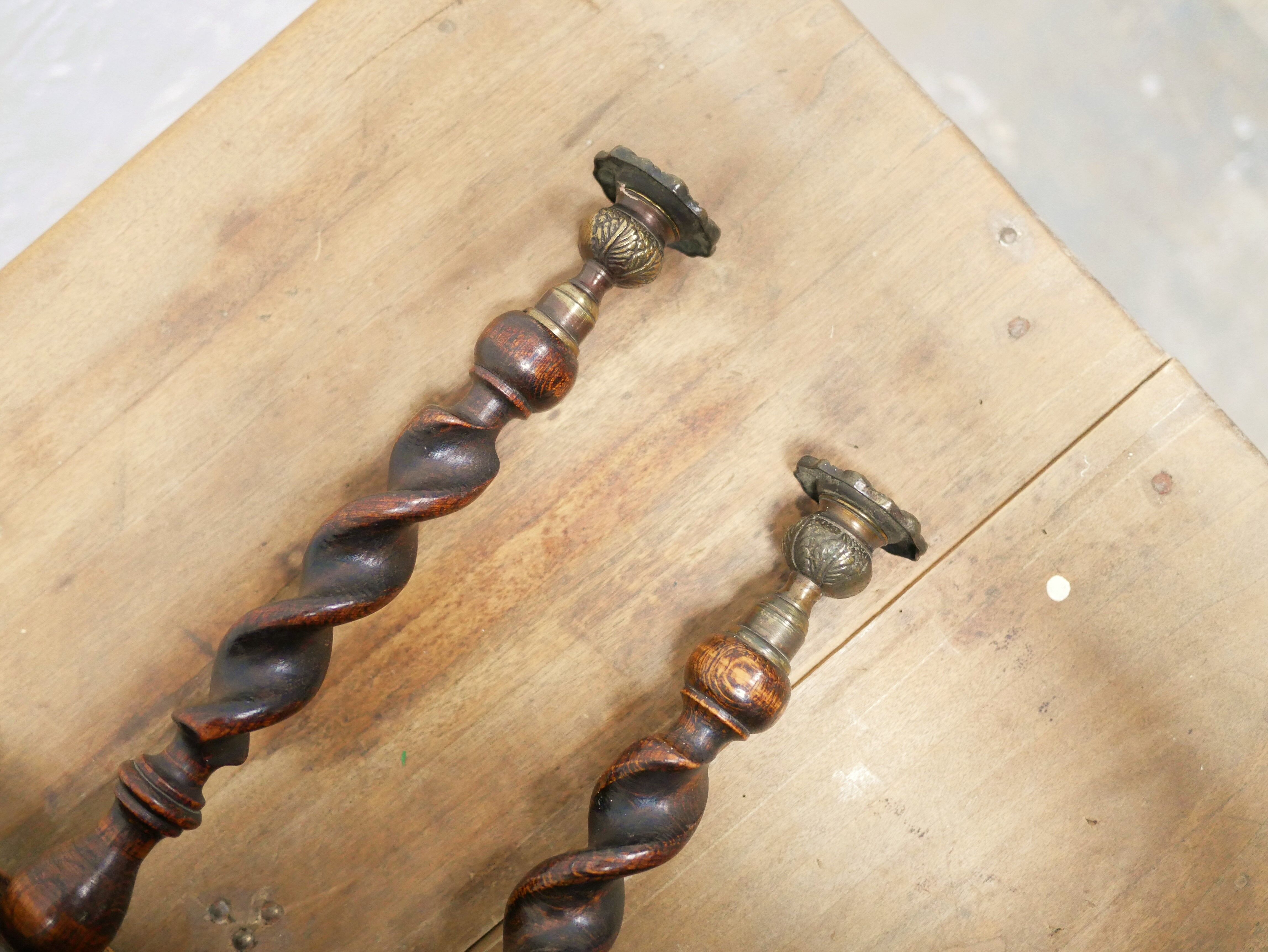 Paire de bougeoirs anciens en bois et bronze
