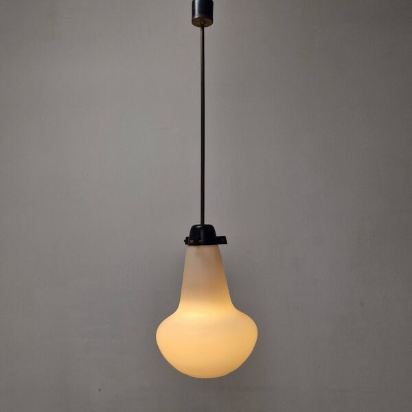 Suspension Mid-Century en verre opale et laiton, Italie années 1960.
