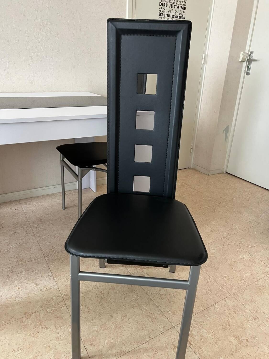 Complete dining table set + 4 chairs