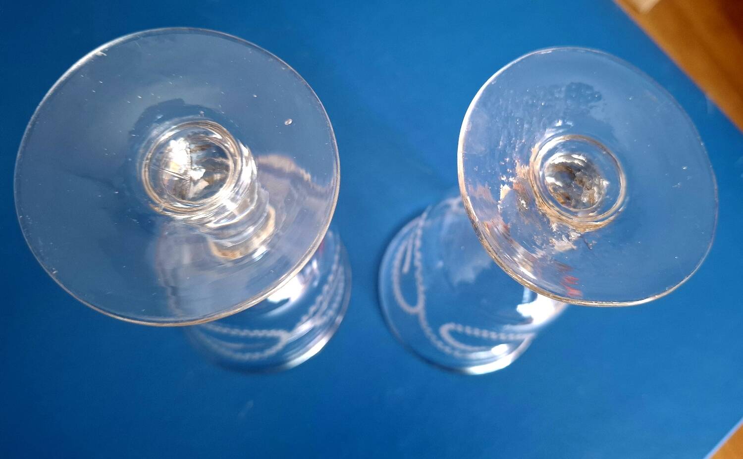 2 verres à pied soufflés gravés décor de guirlandes XIX e