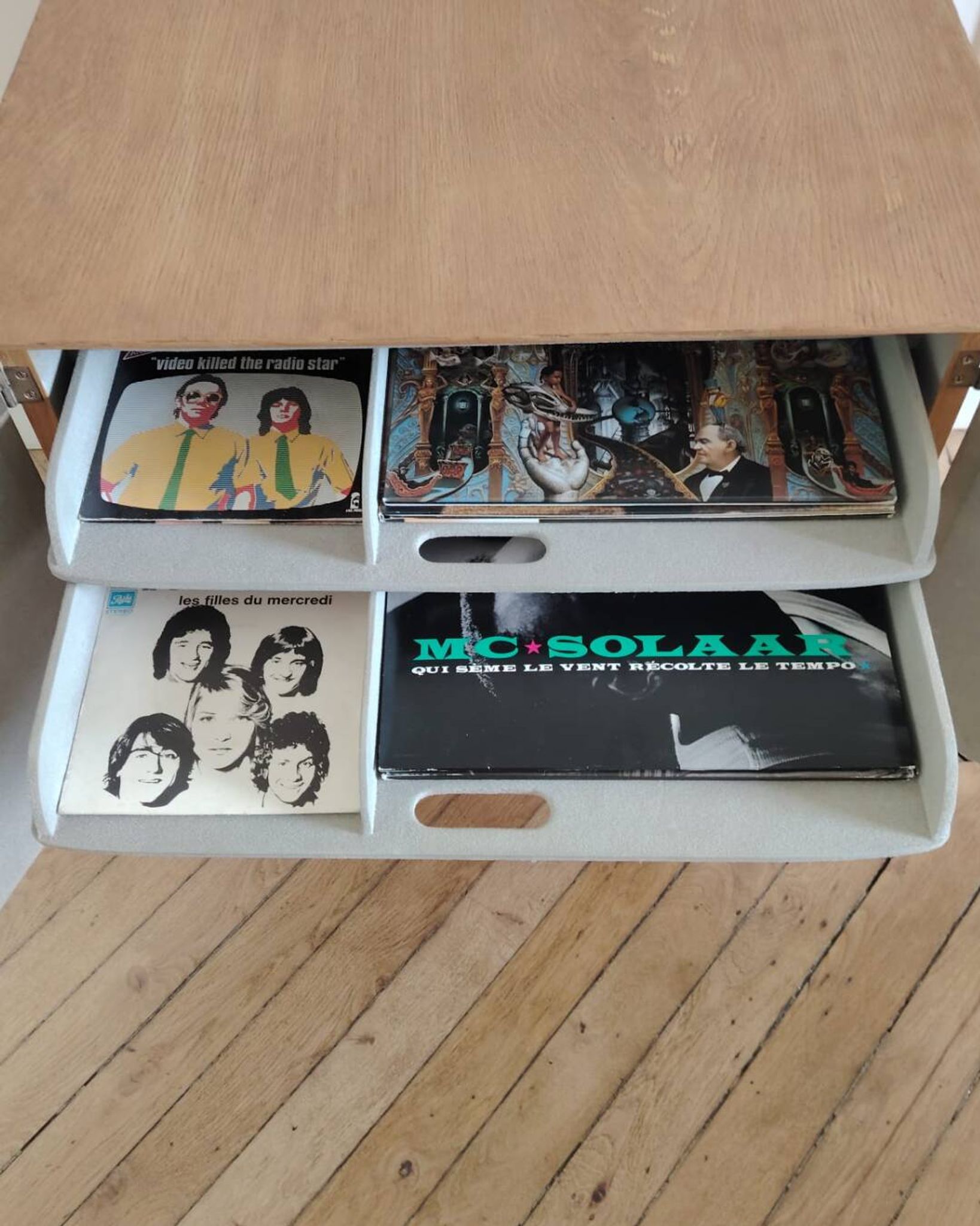 Meuble à vinyles vintage rénové, années 60