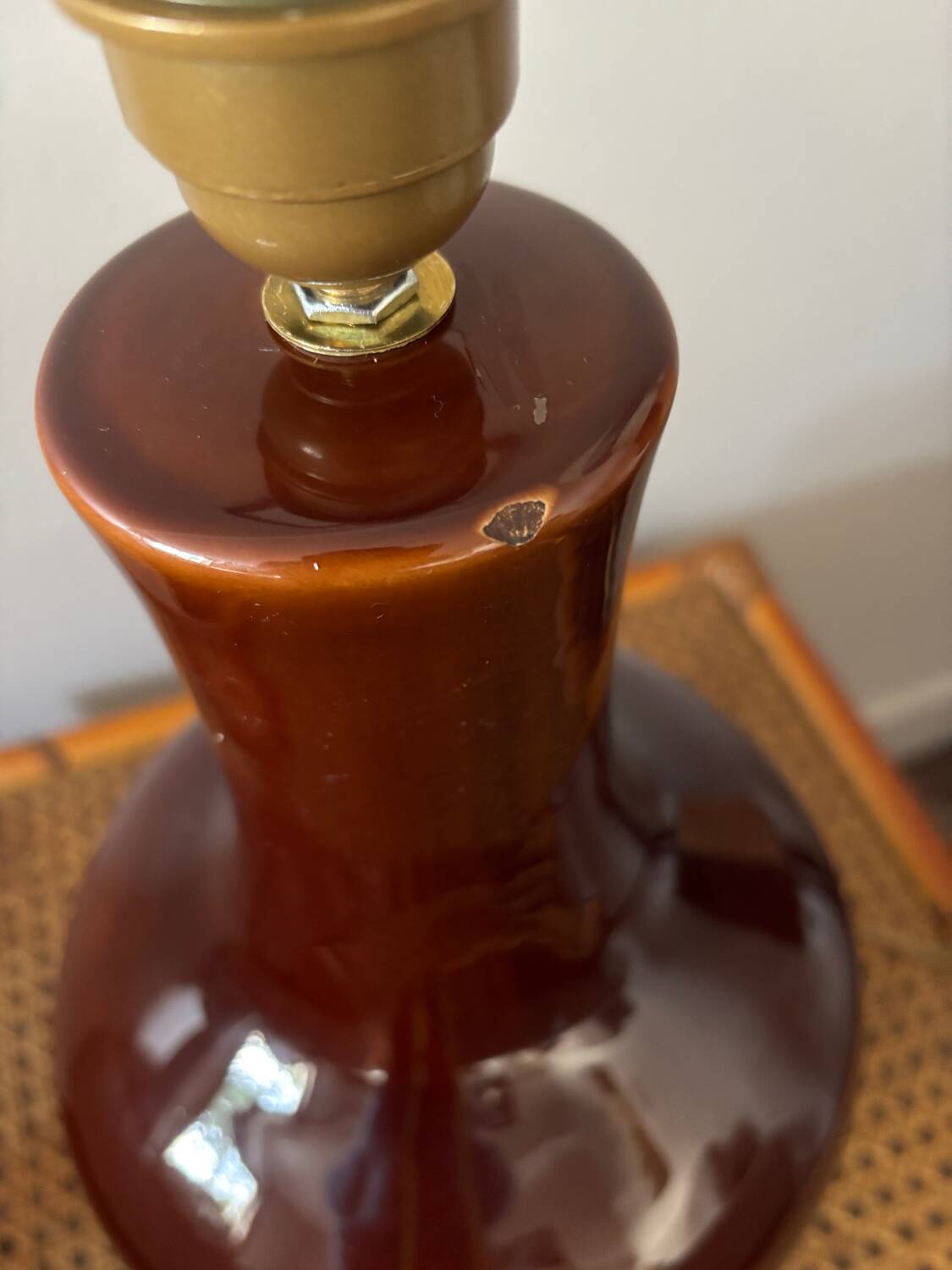 Ceramic lamp with hooked lampshade