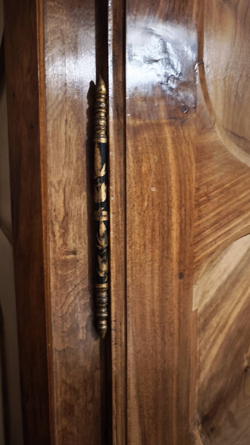 Magnifique armoire en noyer