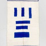 Tapis blanc avec des rectangles bleus 150cmx250cm