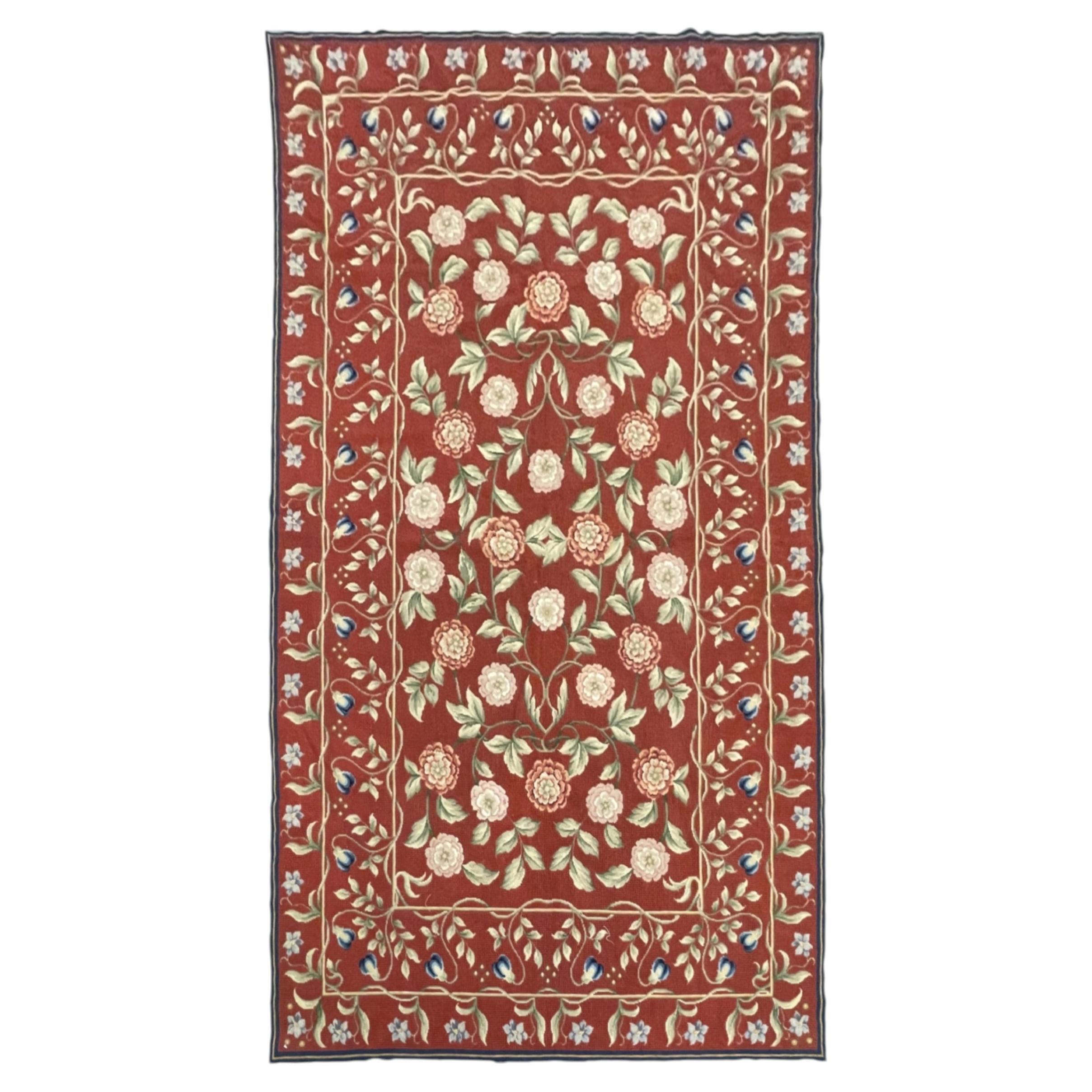 Tapis traditionnel bordeaux style Aubusson floral en laine tissé à la main en point de croix