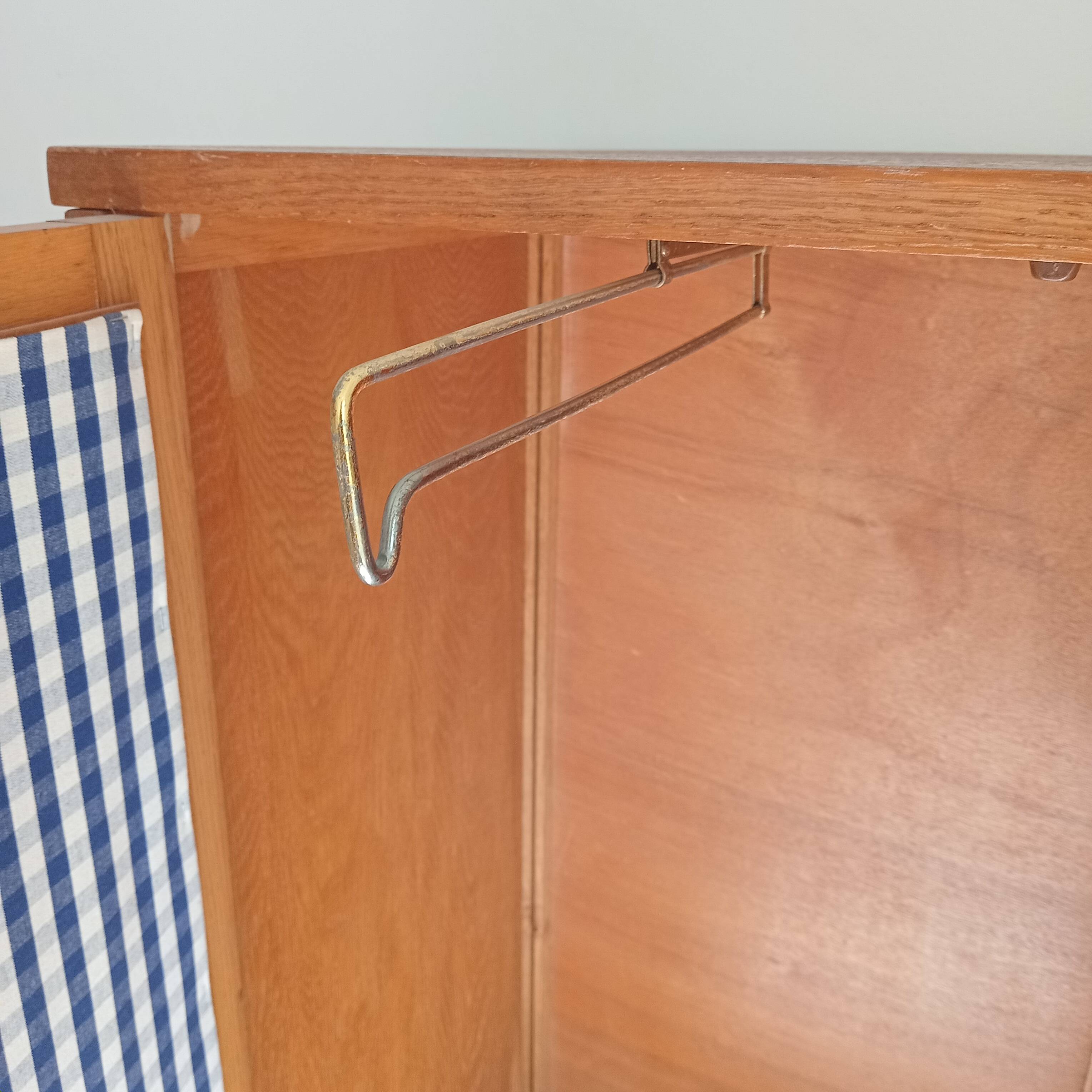 Armoire secrétaire vintage en osier et chêne clair – Années 6