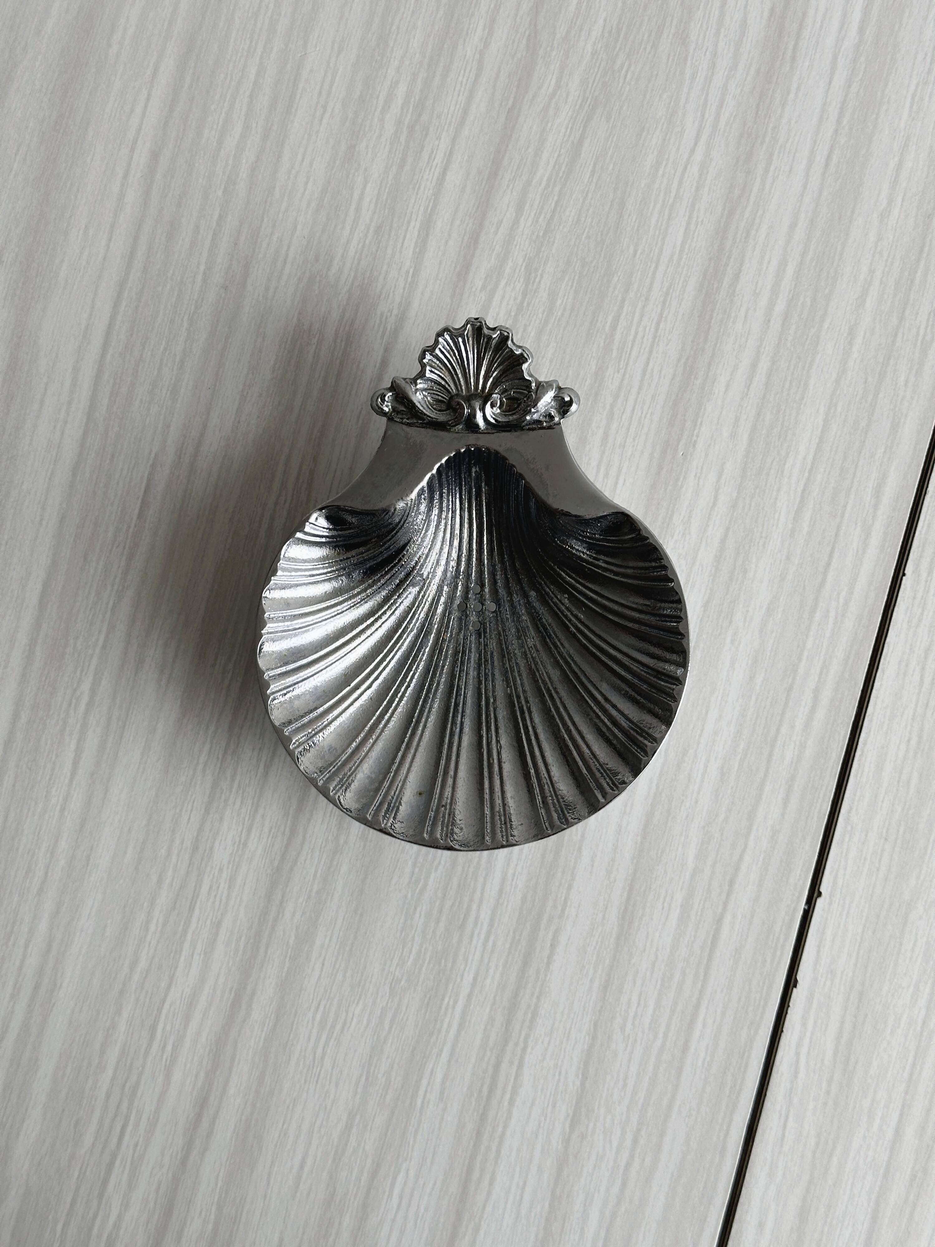 Porte-savon en métal argenté en forme de coquillage