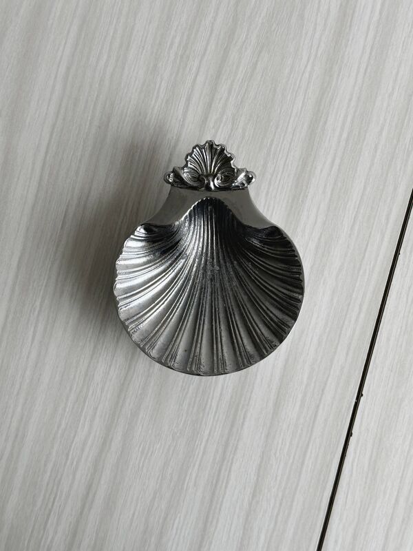 Porte-savon en métal argenté en forme de coquillage