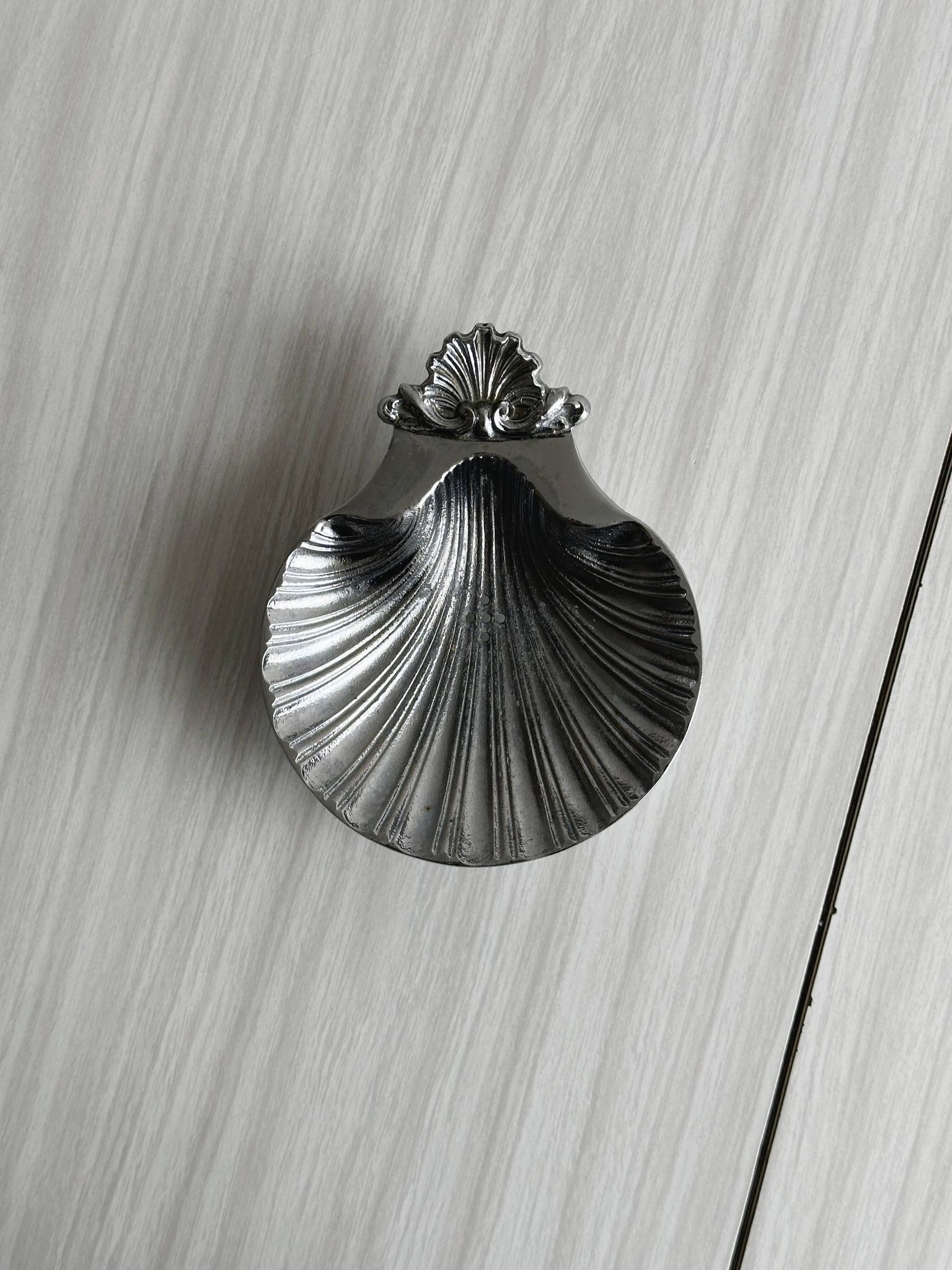 Porte-savon en métal argenté en forme de coquillage