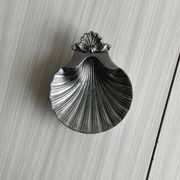 Porte-savon en métal argenté en forme de coquillage