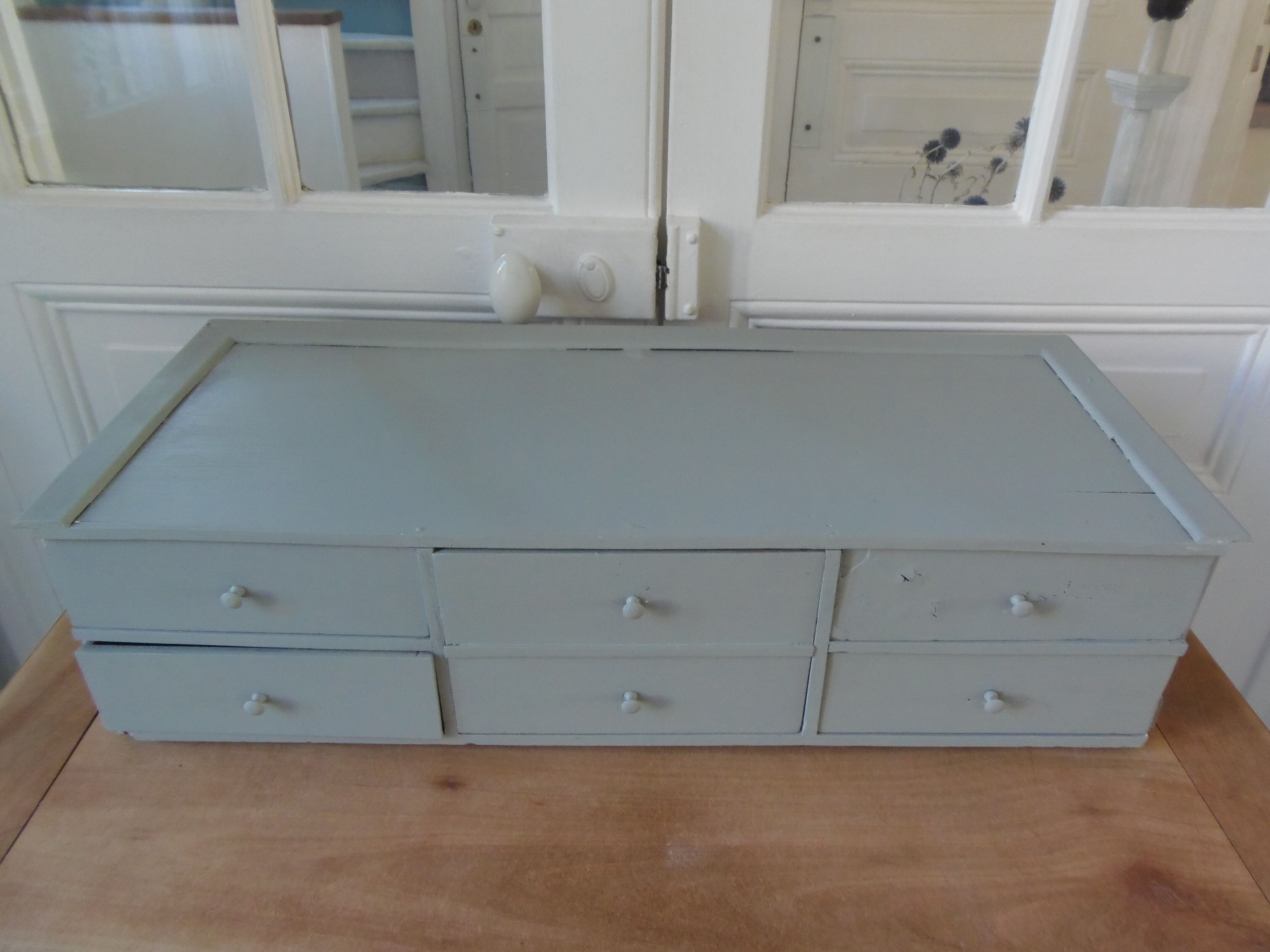 Bureau à gradin patiné vert de gris , plateau bois.