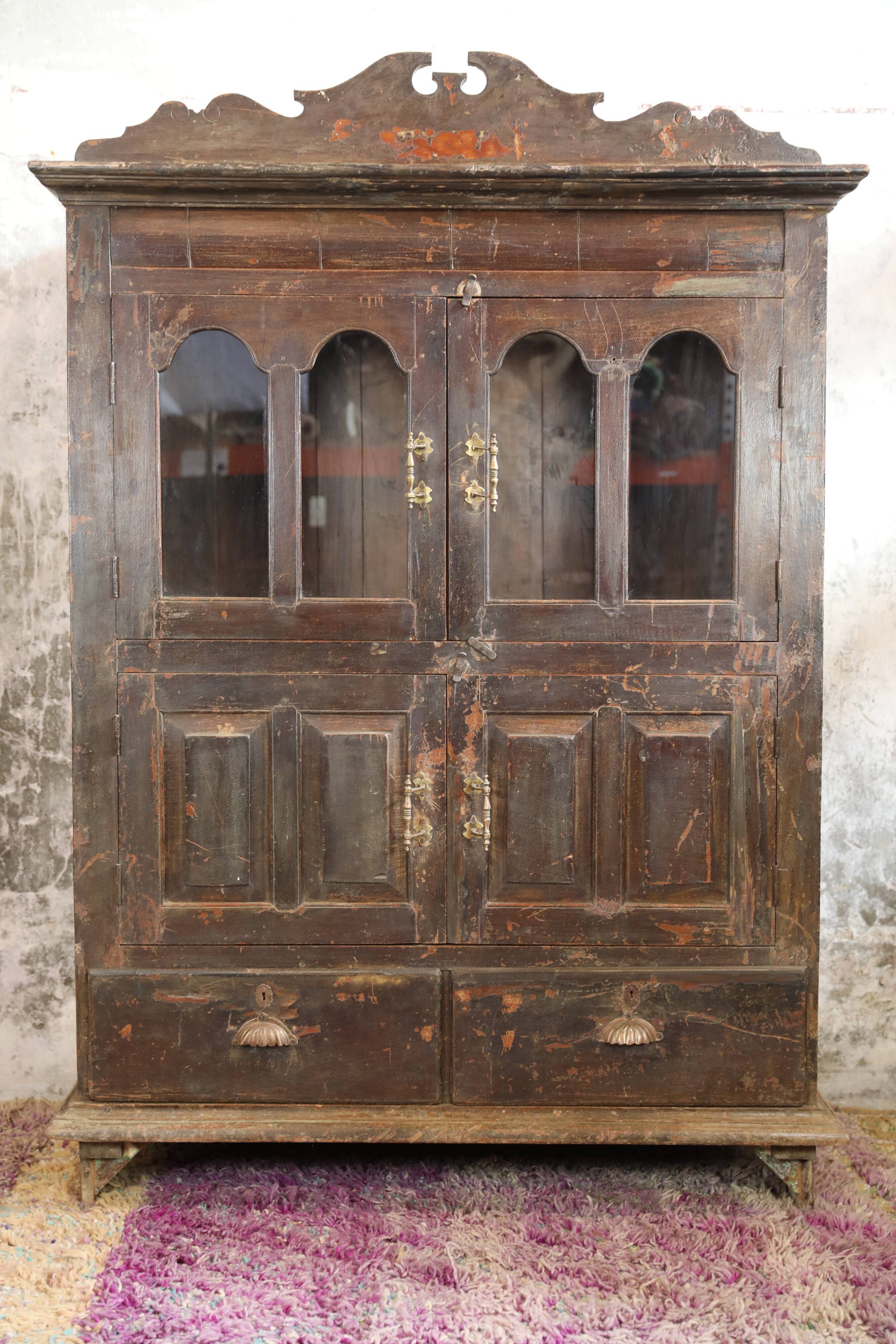 Carved high glazed sideboard with 1 shelf and 2 drawers
