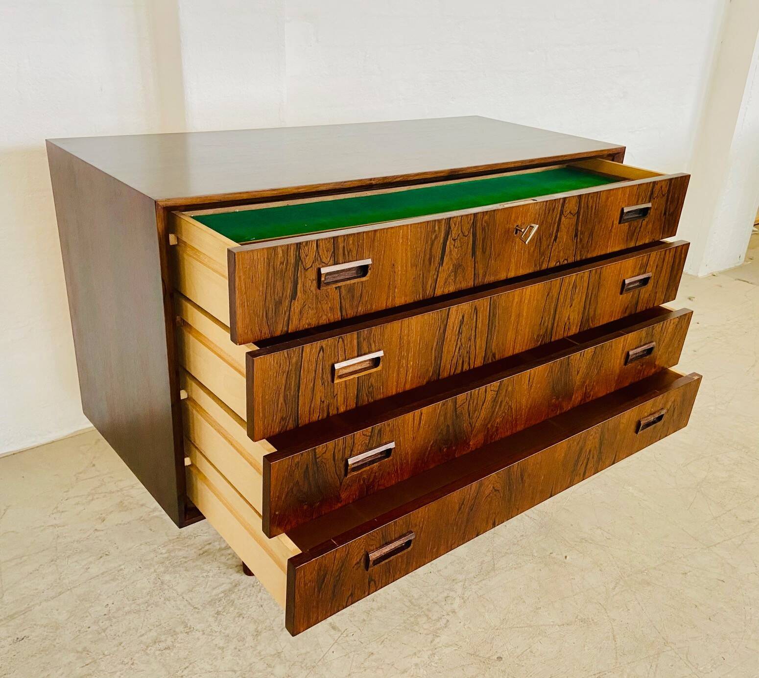 Commode danoise vintage en palissandre du milieu du siècle par Kaj Larsen
