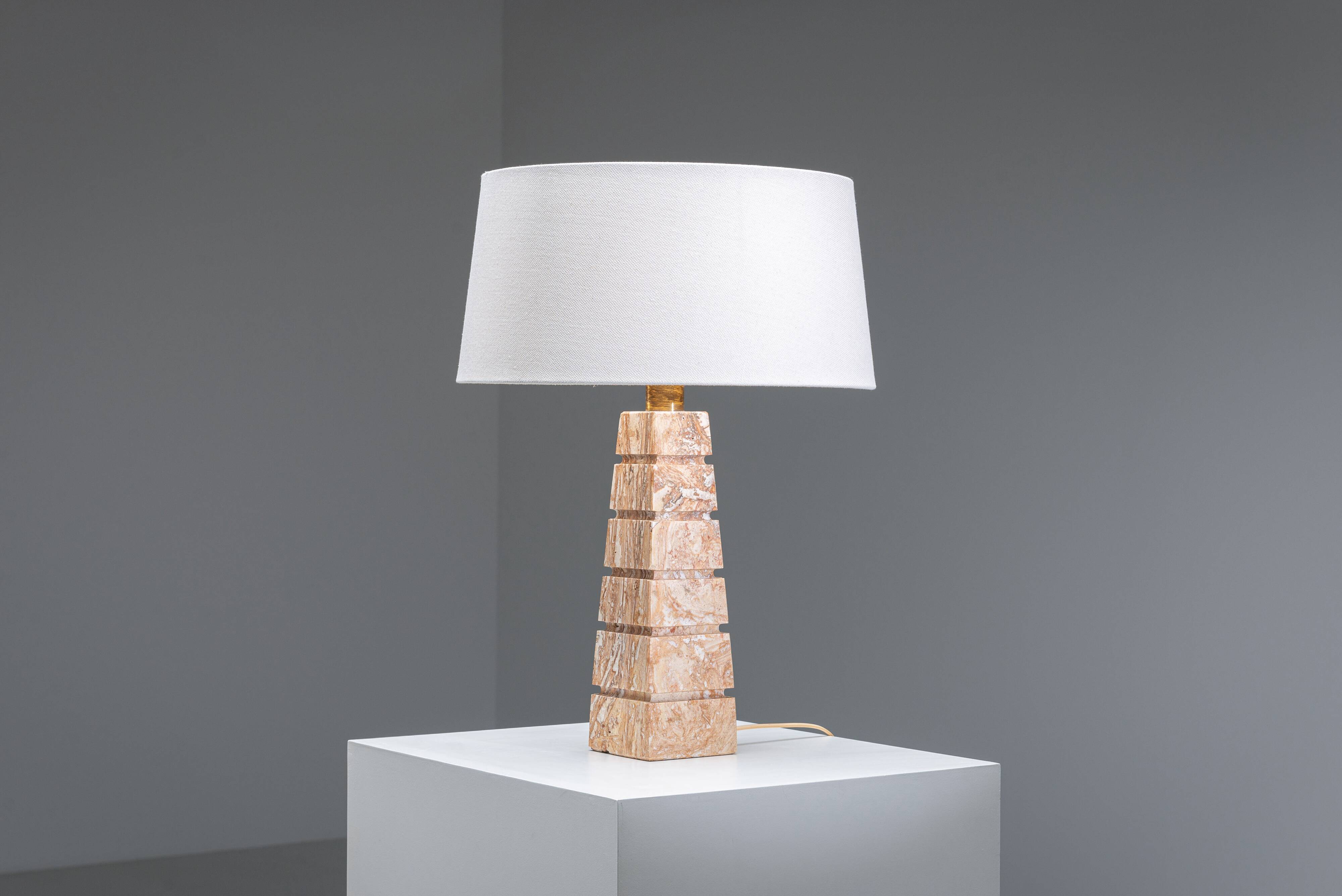 Geometric pyramid shaped travertine-onyx table lamp