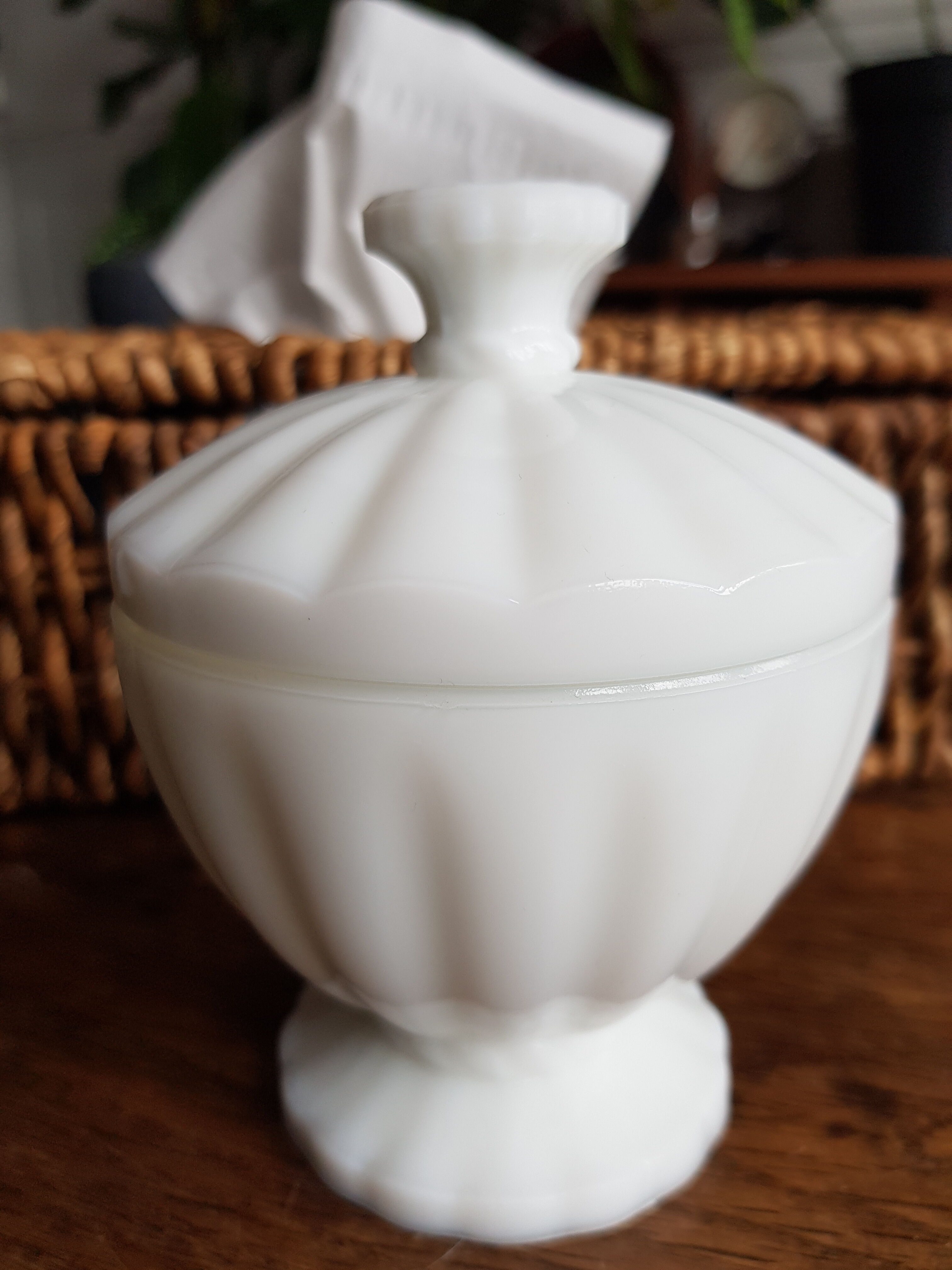 Cosmetic opaline jar